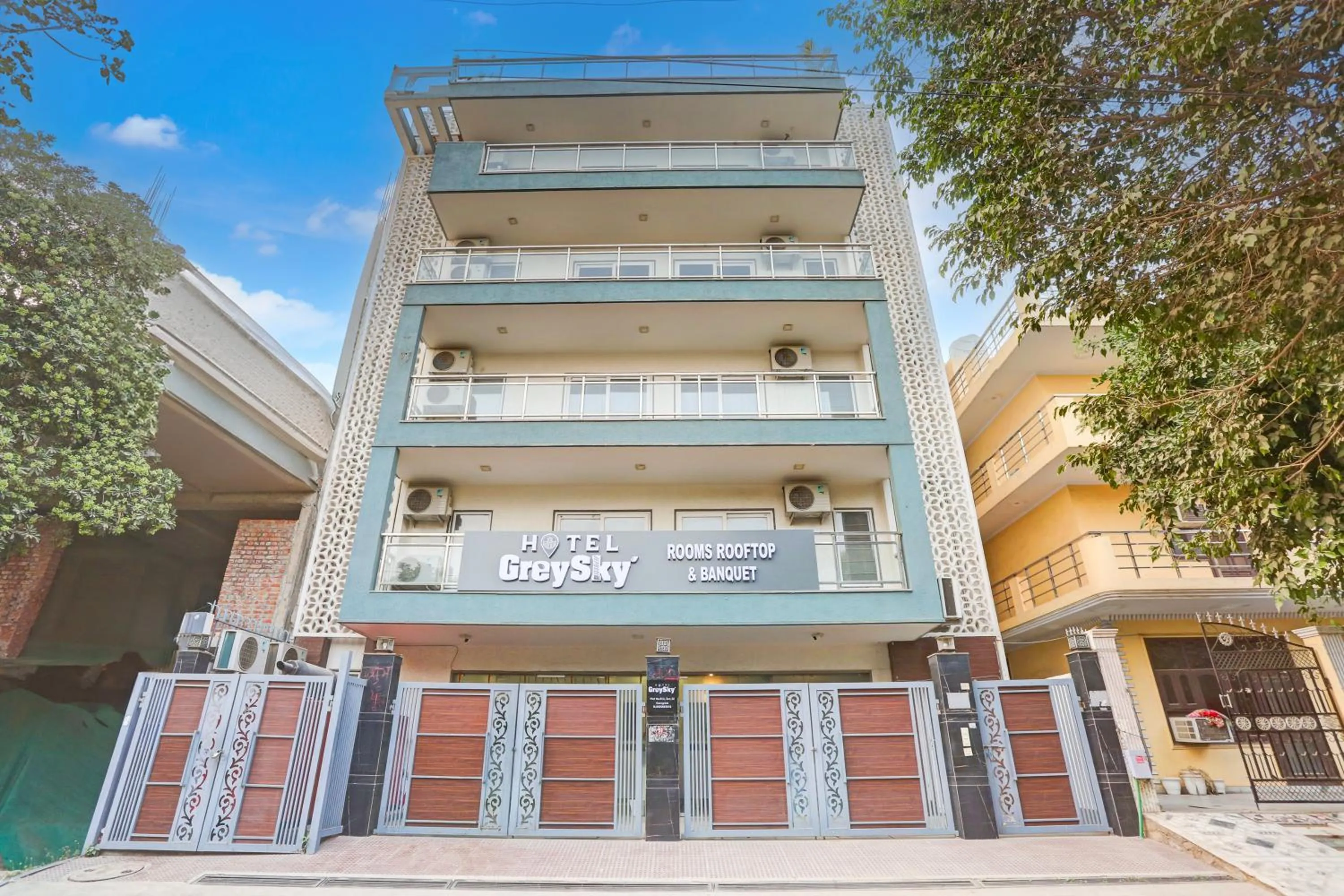 Property building in Hotel Grey Medicity Modern Rooms, Prime Location, Affordable Rates I Near Medanta