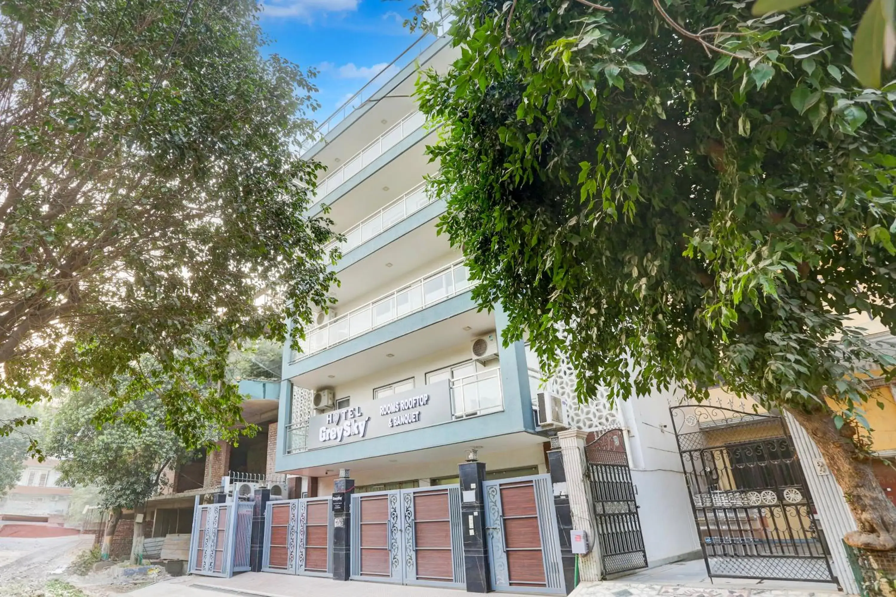 Property building in Hotel Grey Medicity Modern Rooms, Prime Location, Affordable Rates I Near Medanta Property building in Hotel Grey Medicity Modern Rooms, Prime Location, Affordable Rates I Near Medanta