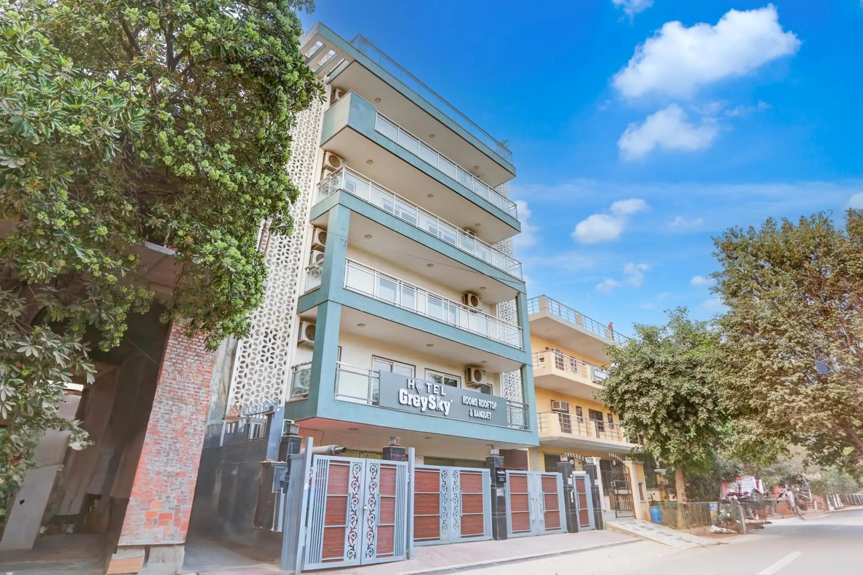 Property building in Hotel Grey Medicity Modern Rooms, Prime Location, Affordable Rates I Near Medanta Property building in Hotel Grey Medicity Modern Rooms, Prime Location, Affordable Rates I Near Medanta