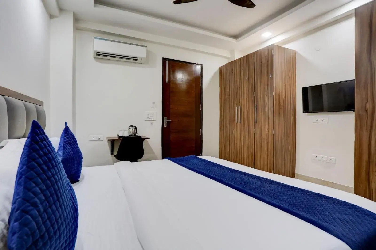 Communal lounge/ TV room, Bed in Hotel Grey Medicity Modern Rooms, Prime Location, Affordable Rates I Near Medanta Communal lounge/ TV room, Bed in Hotel Grey Medicity Modern Rooms, Prime Location, Affordable Rates I Near Medanta
