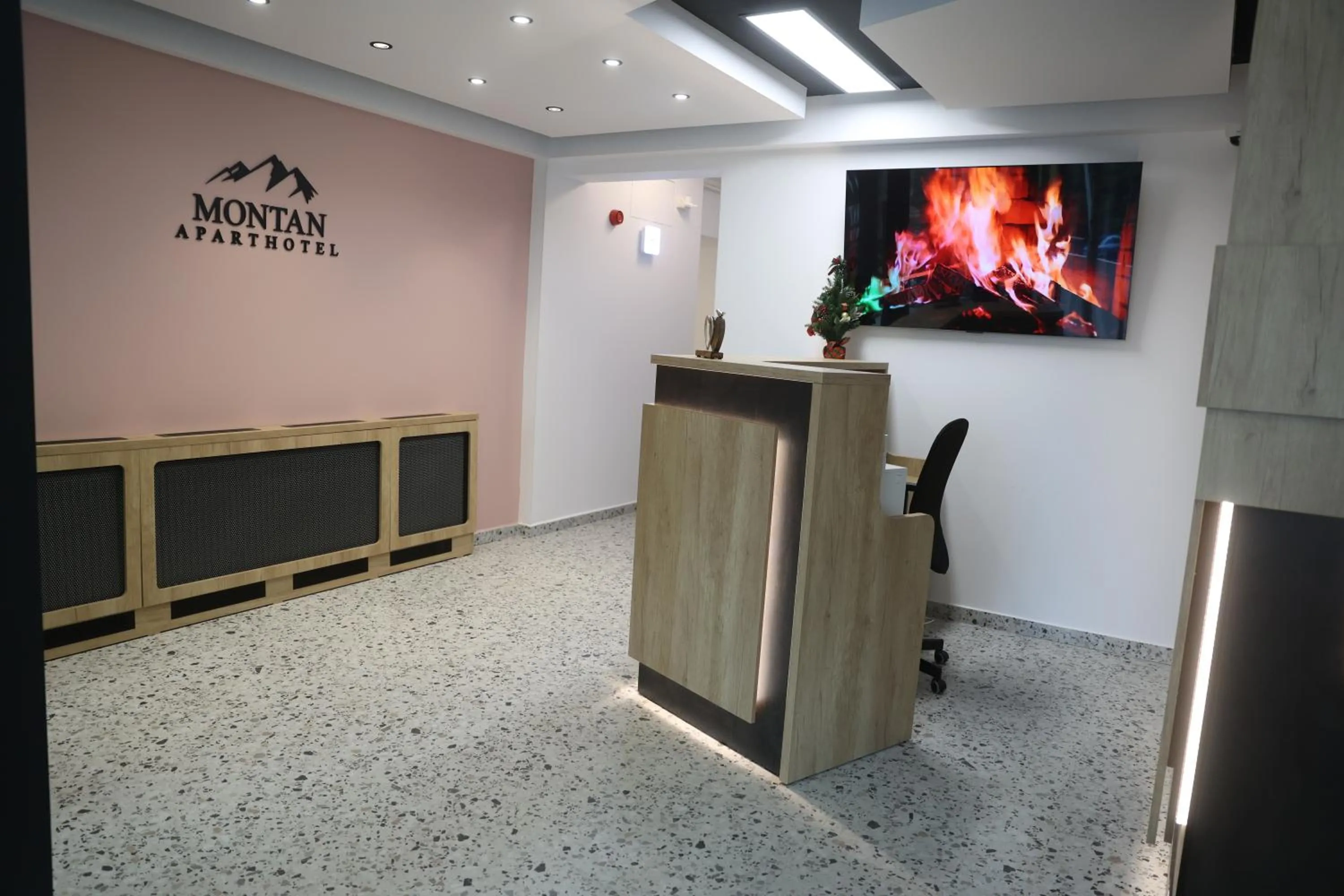 Communal lounge/ TV room in Montan-Aparthotel