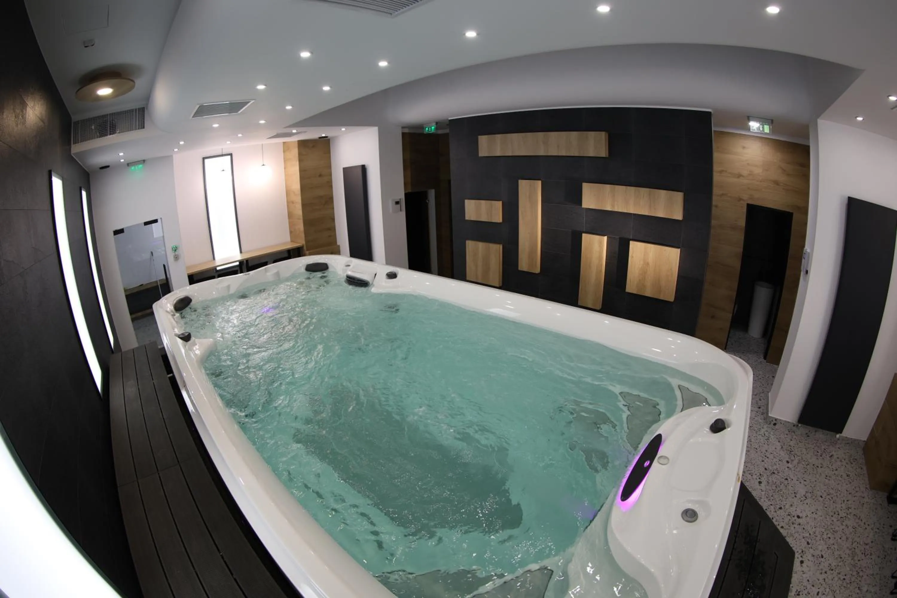 Hot Tub in Montan-Aparthotel