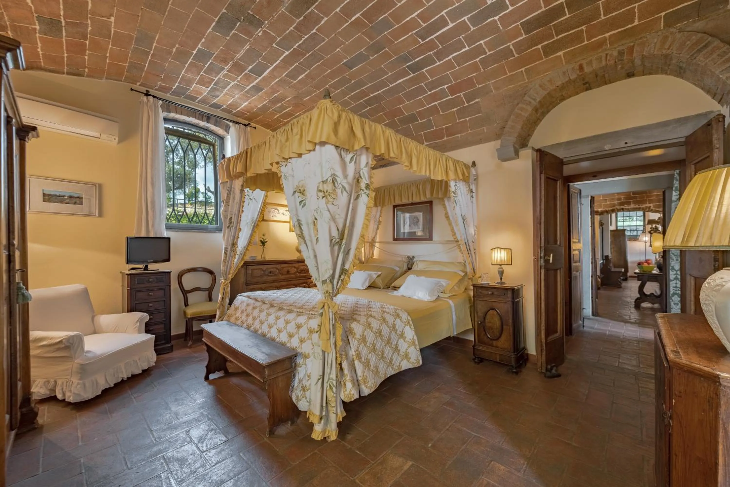 Photo of the whole room, Bed in La Casa Gialla