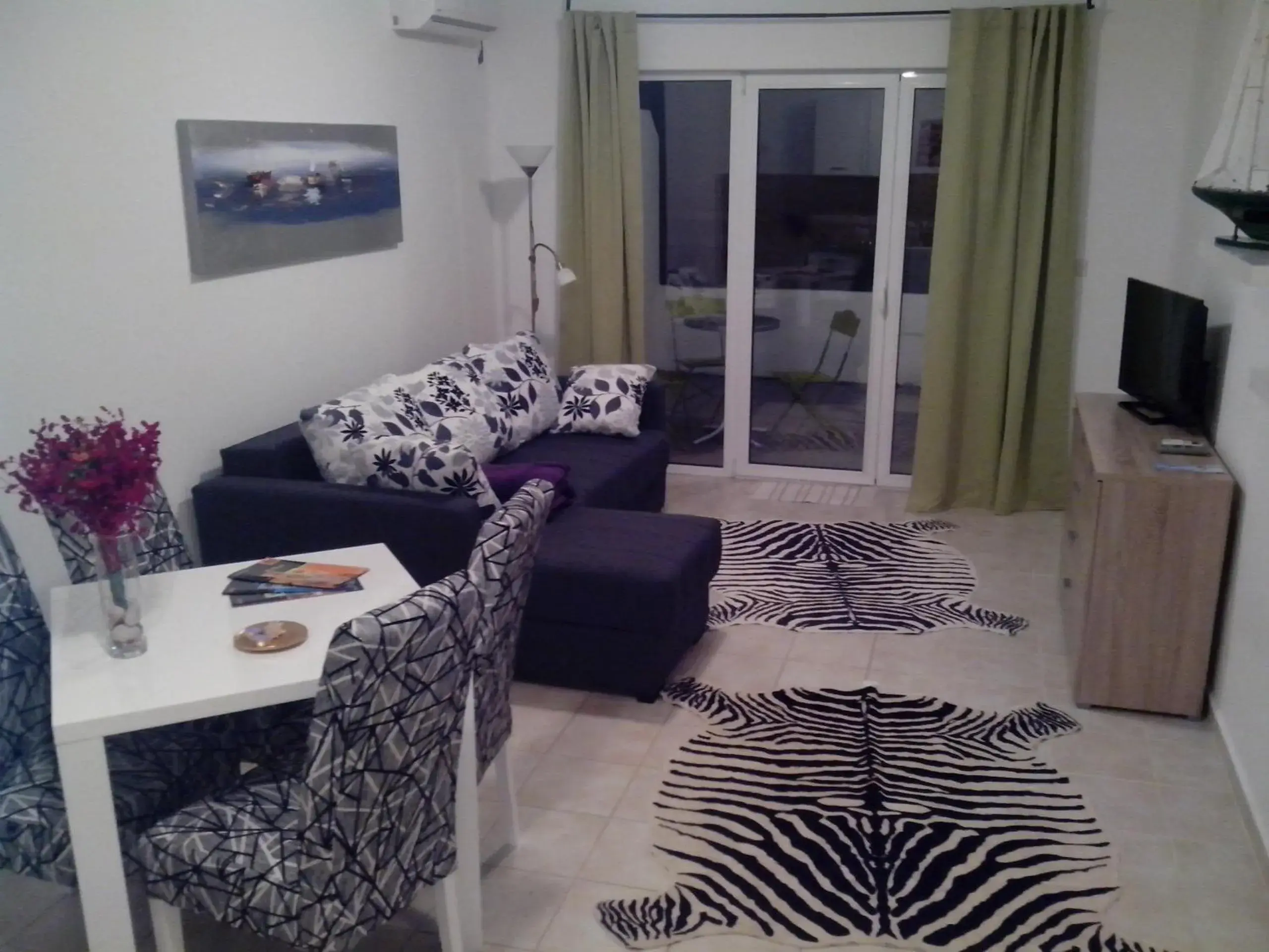 One-Bedroom Apartment with Balcony in Location Apartments One-Bedroom Apartment with Balcony in Location Apartments