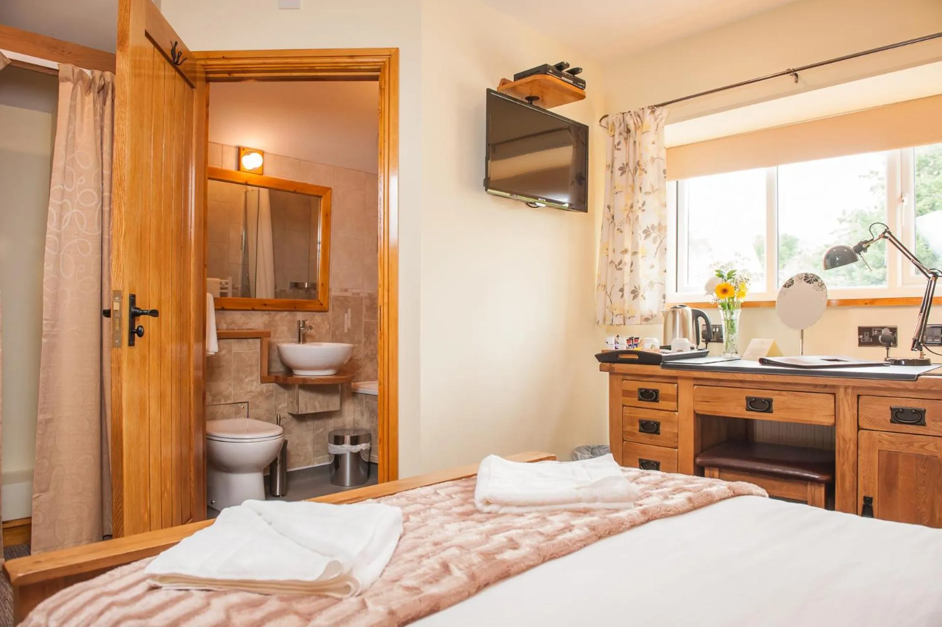 Bathroom, Bed in The Little Crown Inn