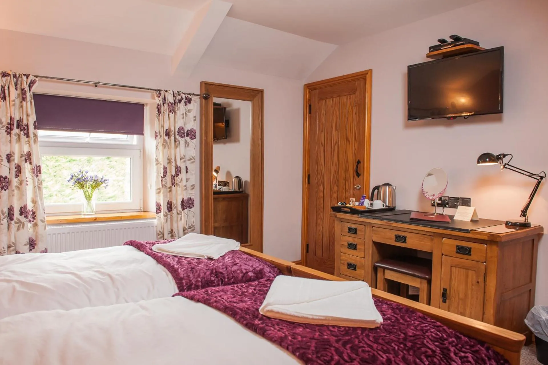 Coffee/tea facilities, Bed in The Little Crown Inn