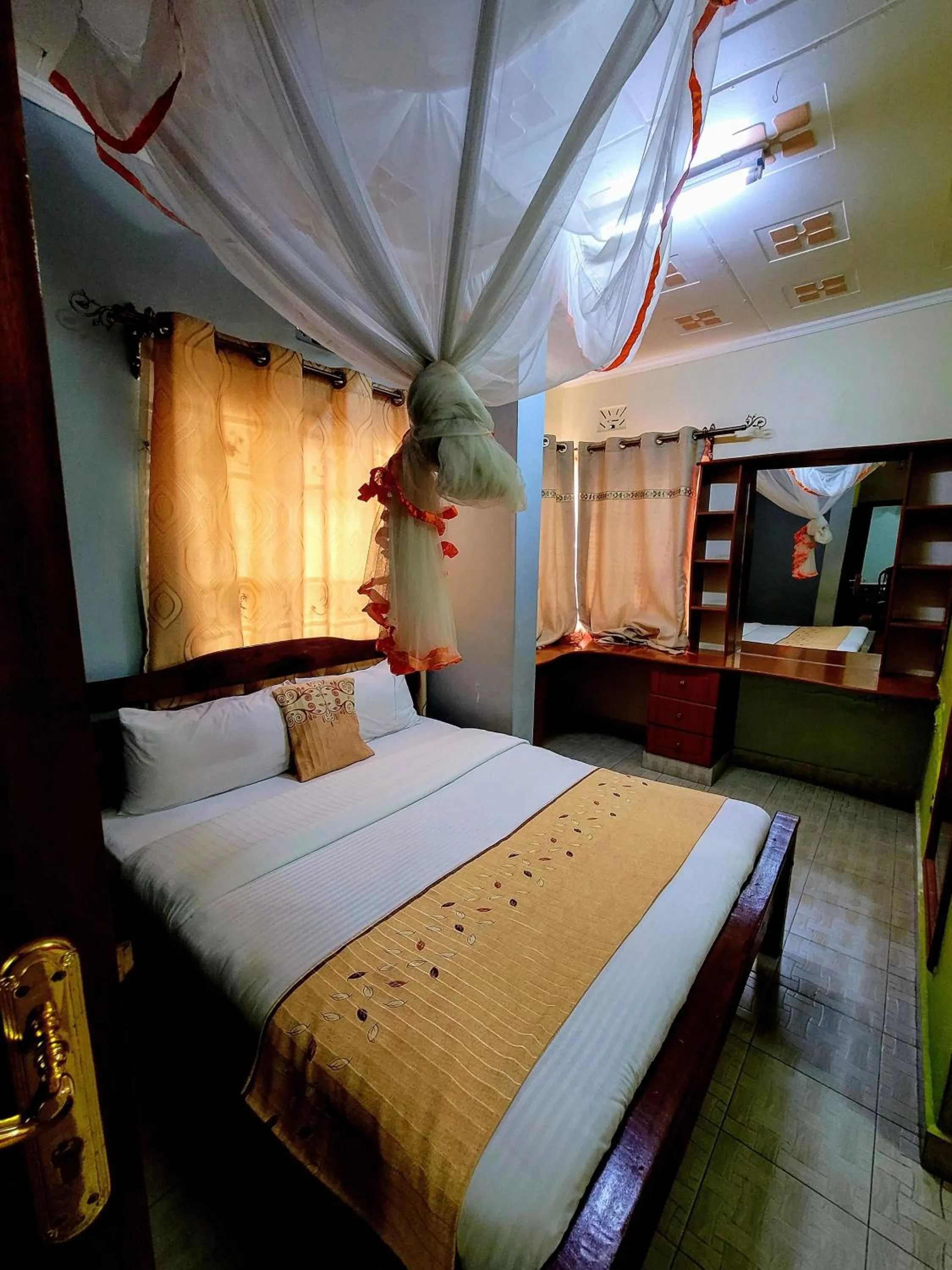 Photo of the whole room, Bed in Apex Resort