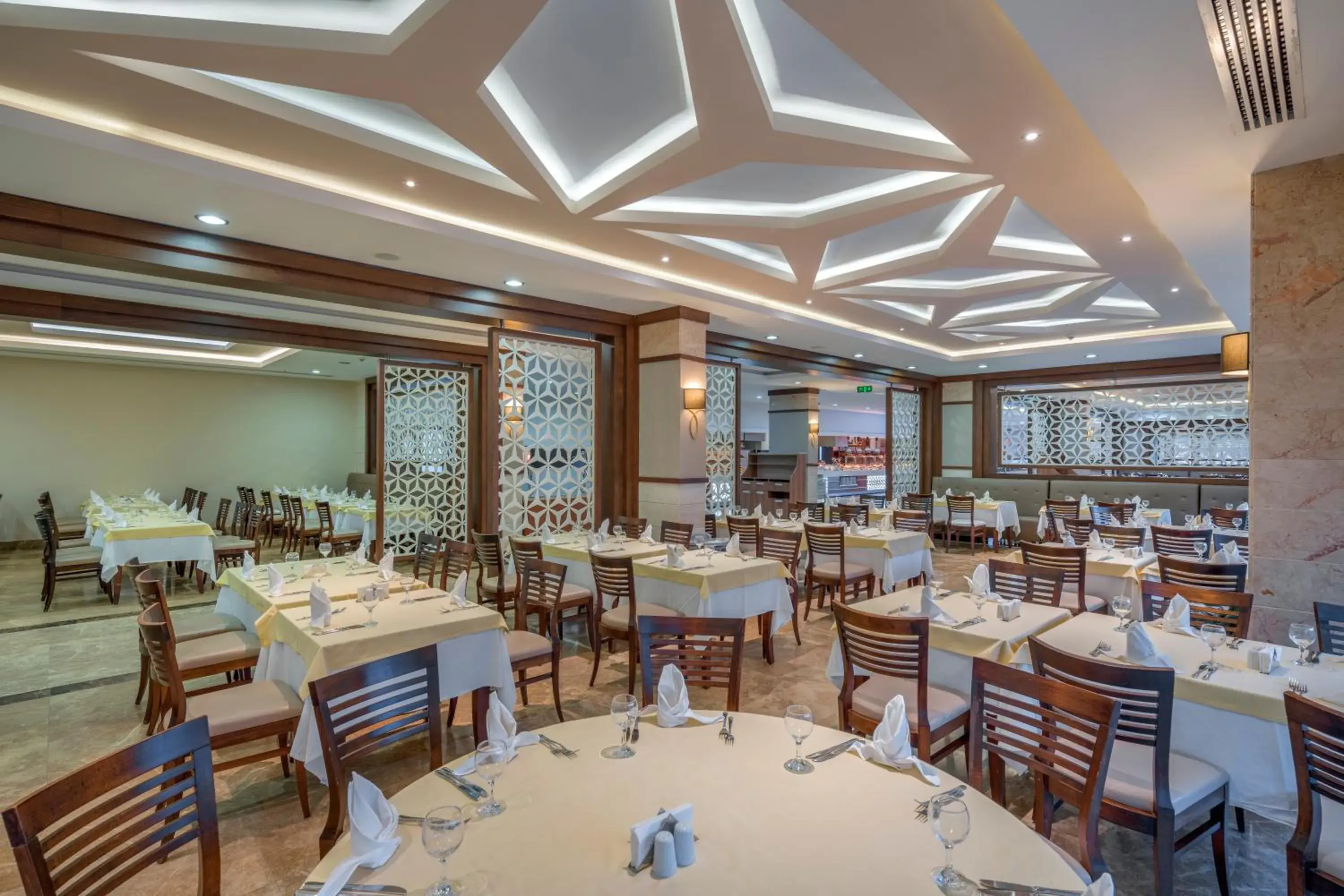 Restaurant/places to eat in Green Max Hotel Restaurant/places to eat in Green Max Hotel