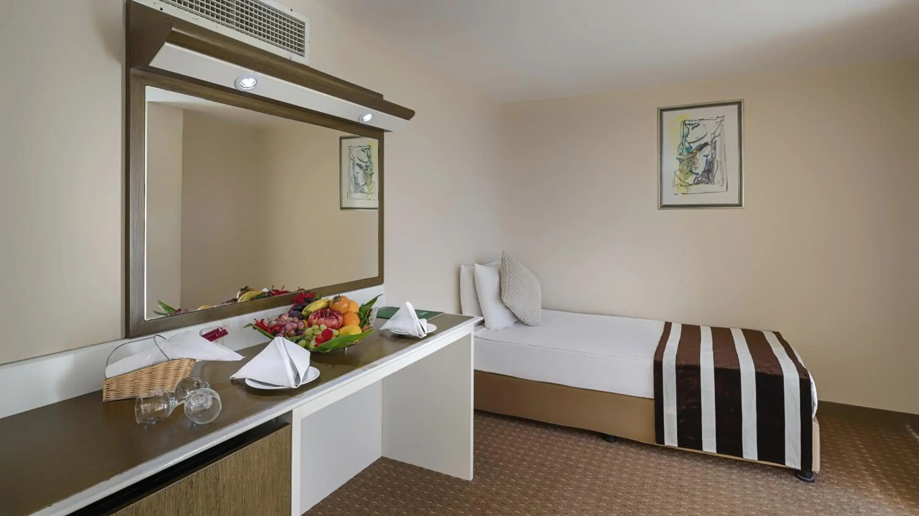 Photo of the whole room, Bed in Green Max Hotel Photo of the whole room, Bed in Green Max Hotel