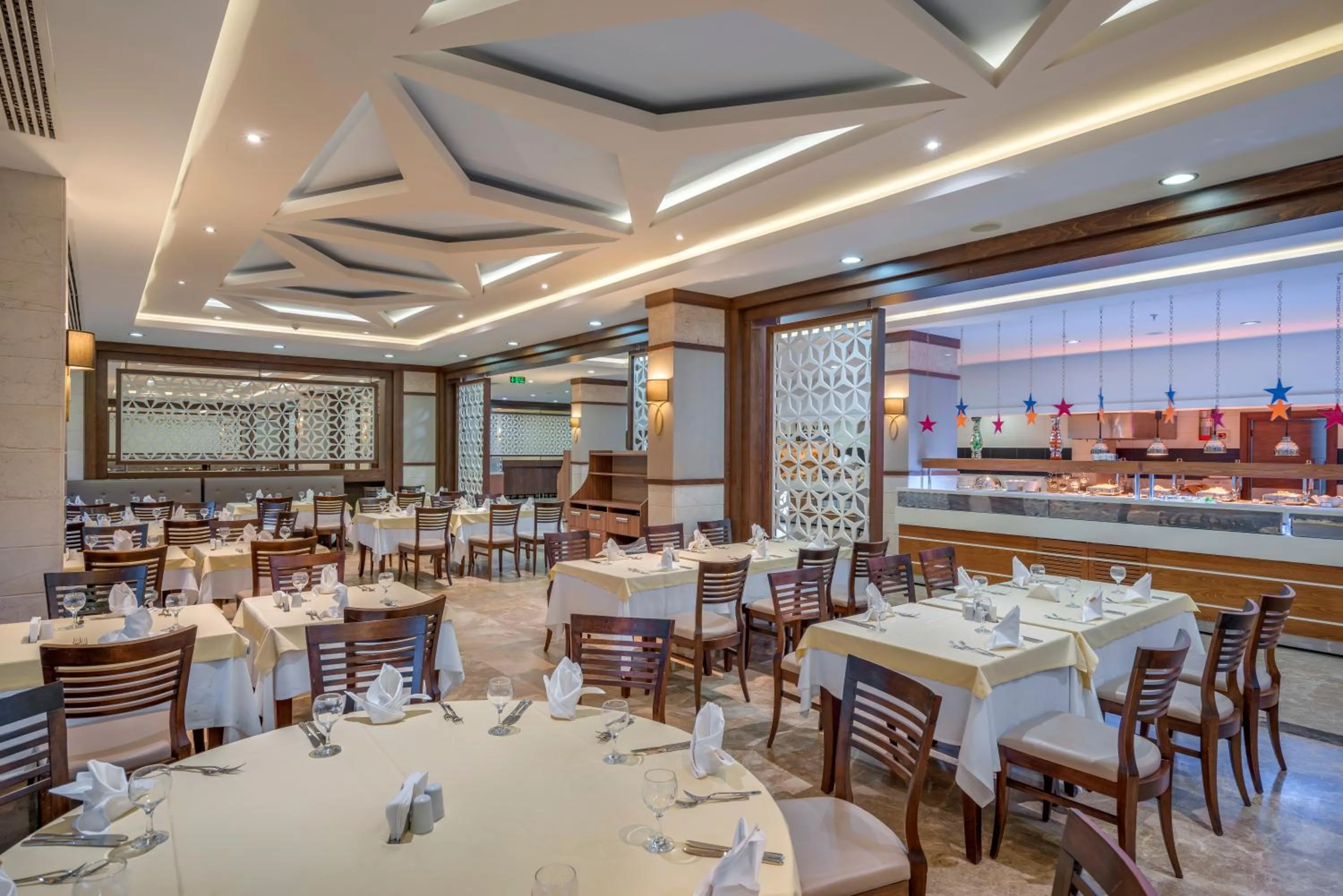 Restaurant/places to eat in Green Max Hotel