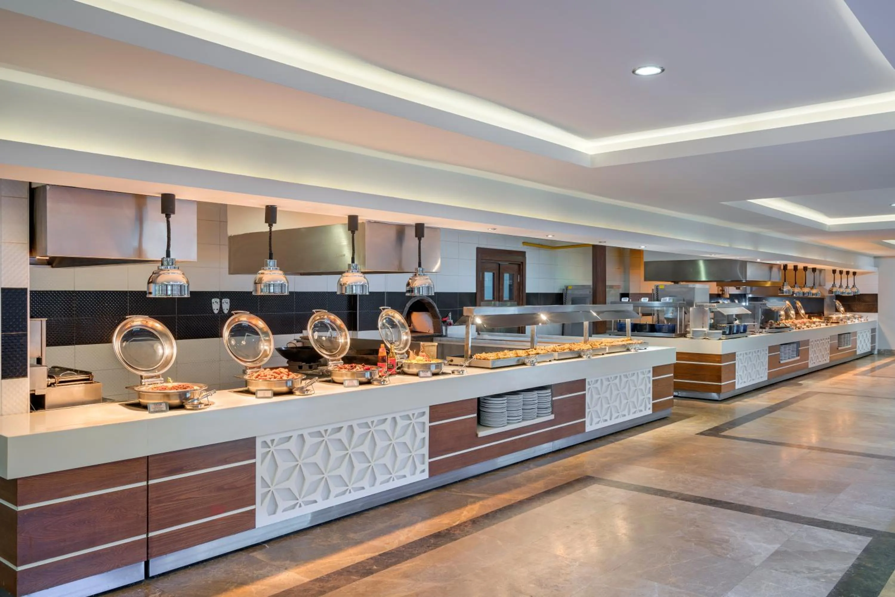 Restaurant/places to eat in Green Max Hotel