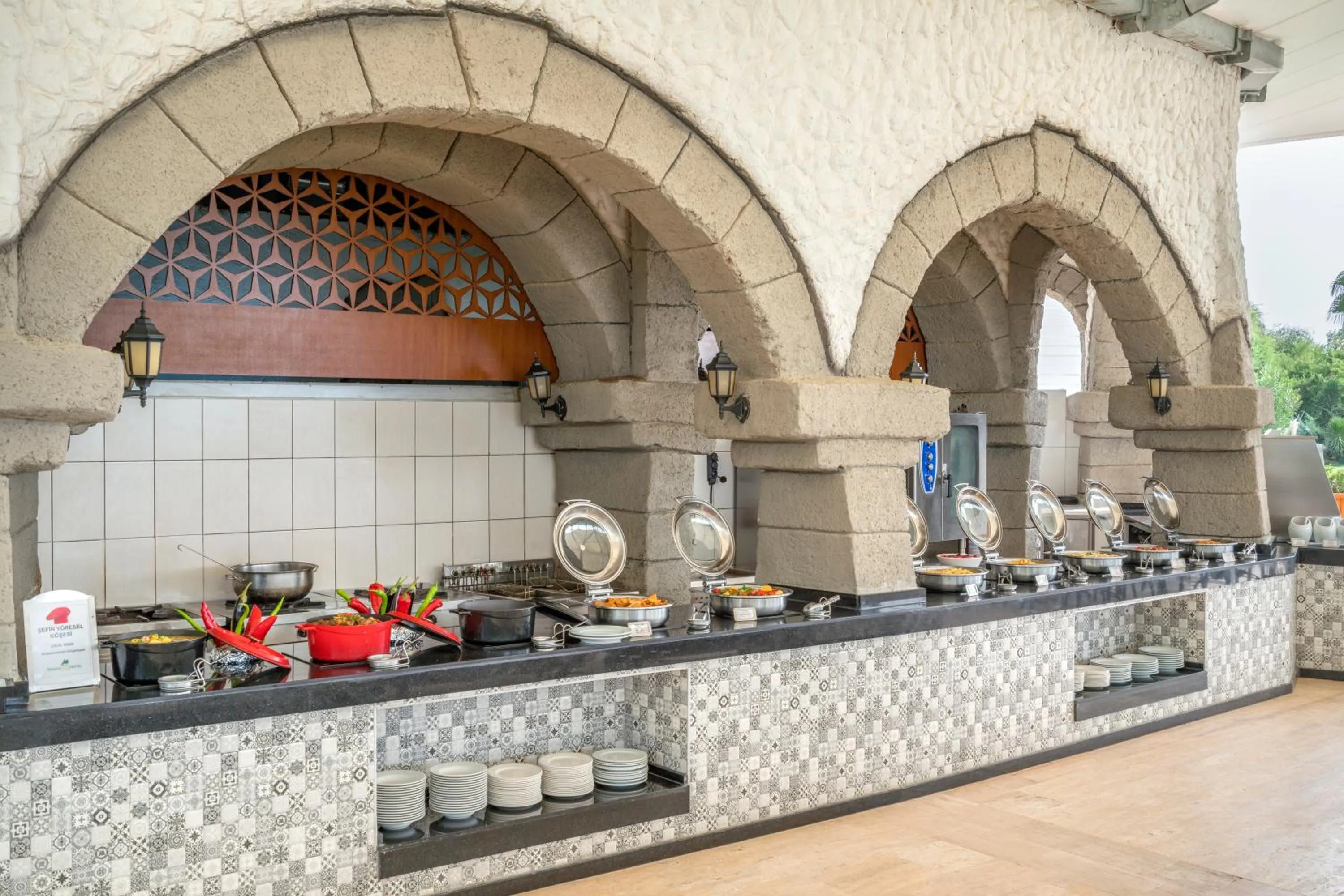 Restaurant/places to eat in Green Max Hotel