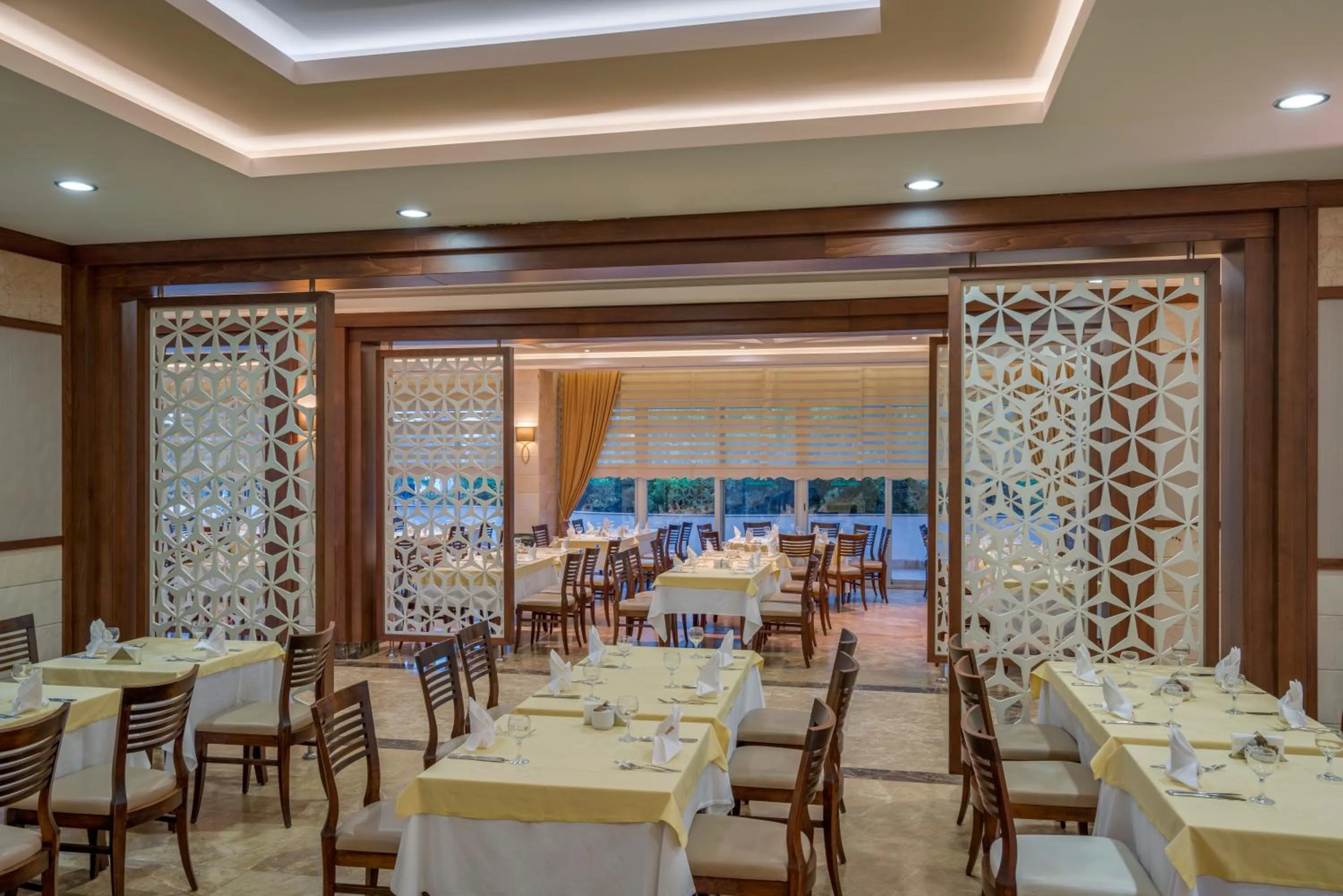 Restaurant/places to eat in Green Max Hotel