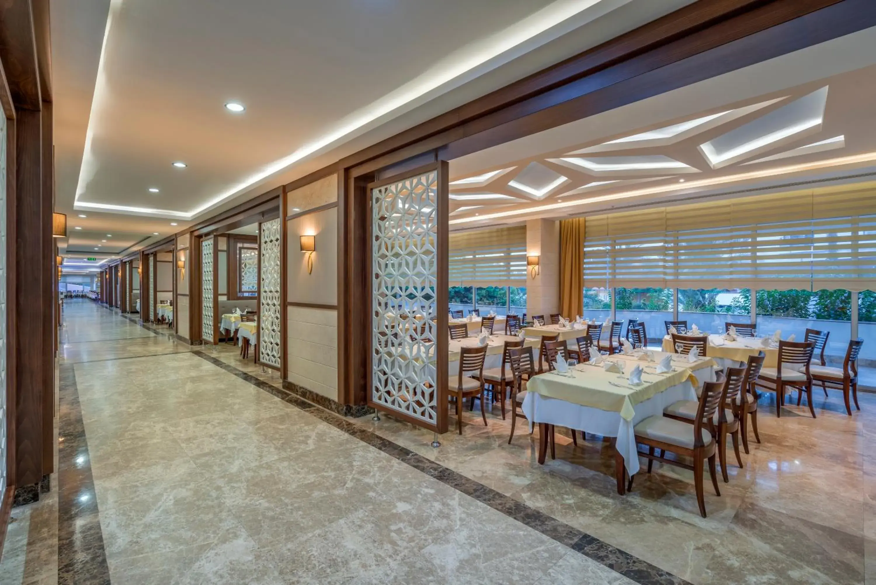 Restaurant/places to eat in Green Max Hotel Restaurant/places to eat in Green Max Hotel