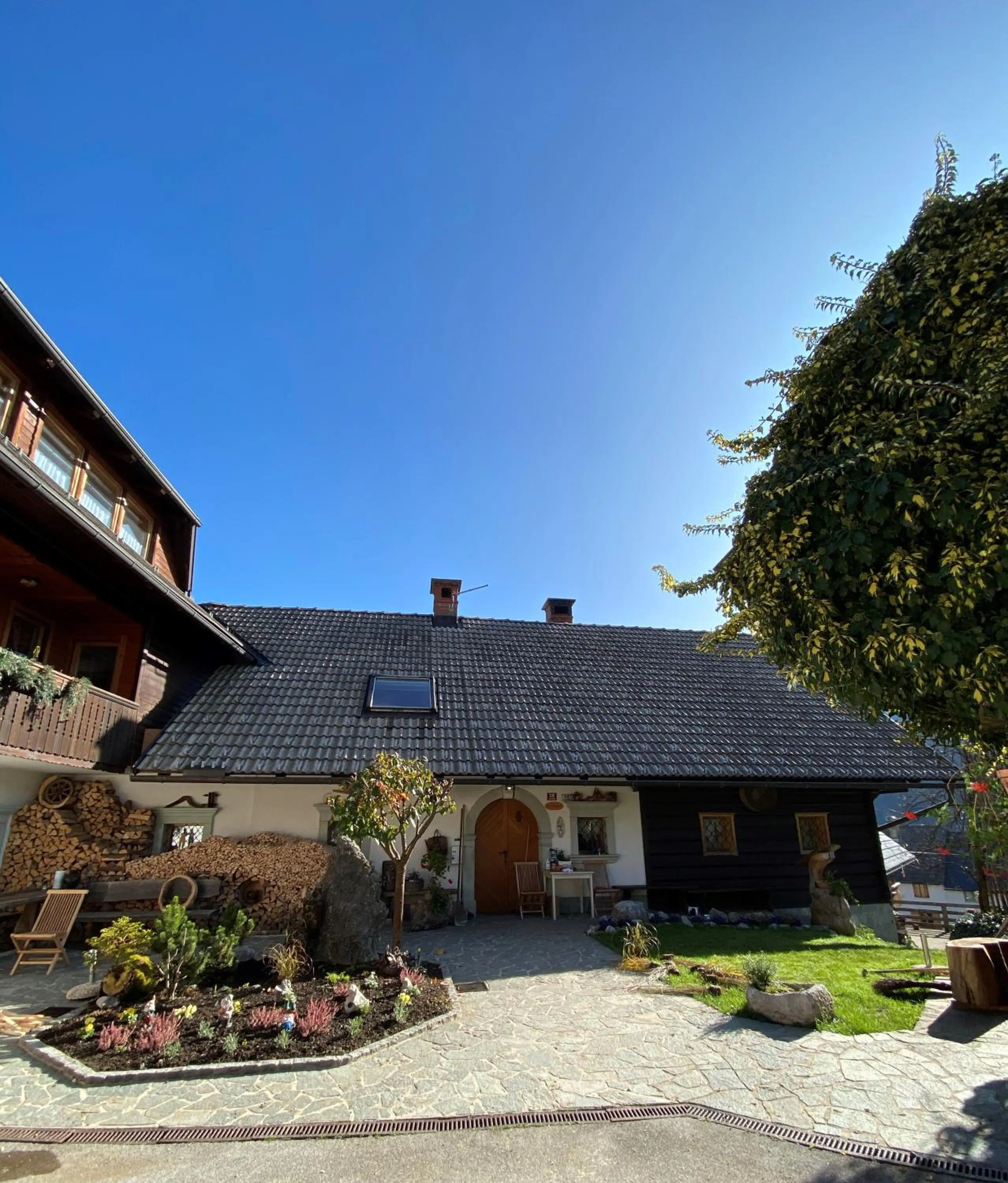 Property building in Apartmaji Katrnjek