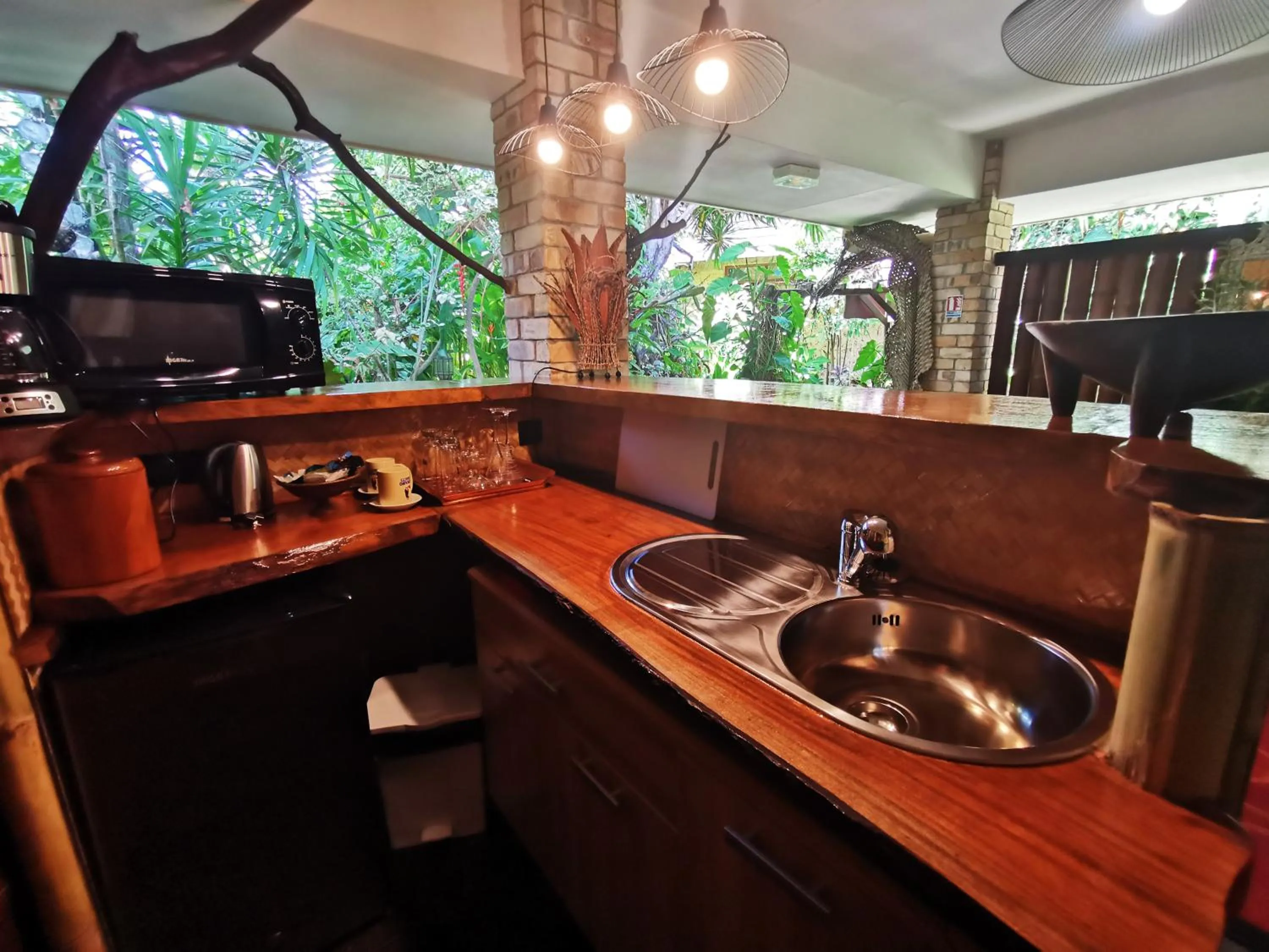 Kitchen or kitchenette in Hôtel Fenua Mata'i'oa