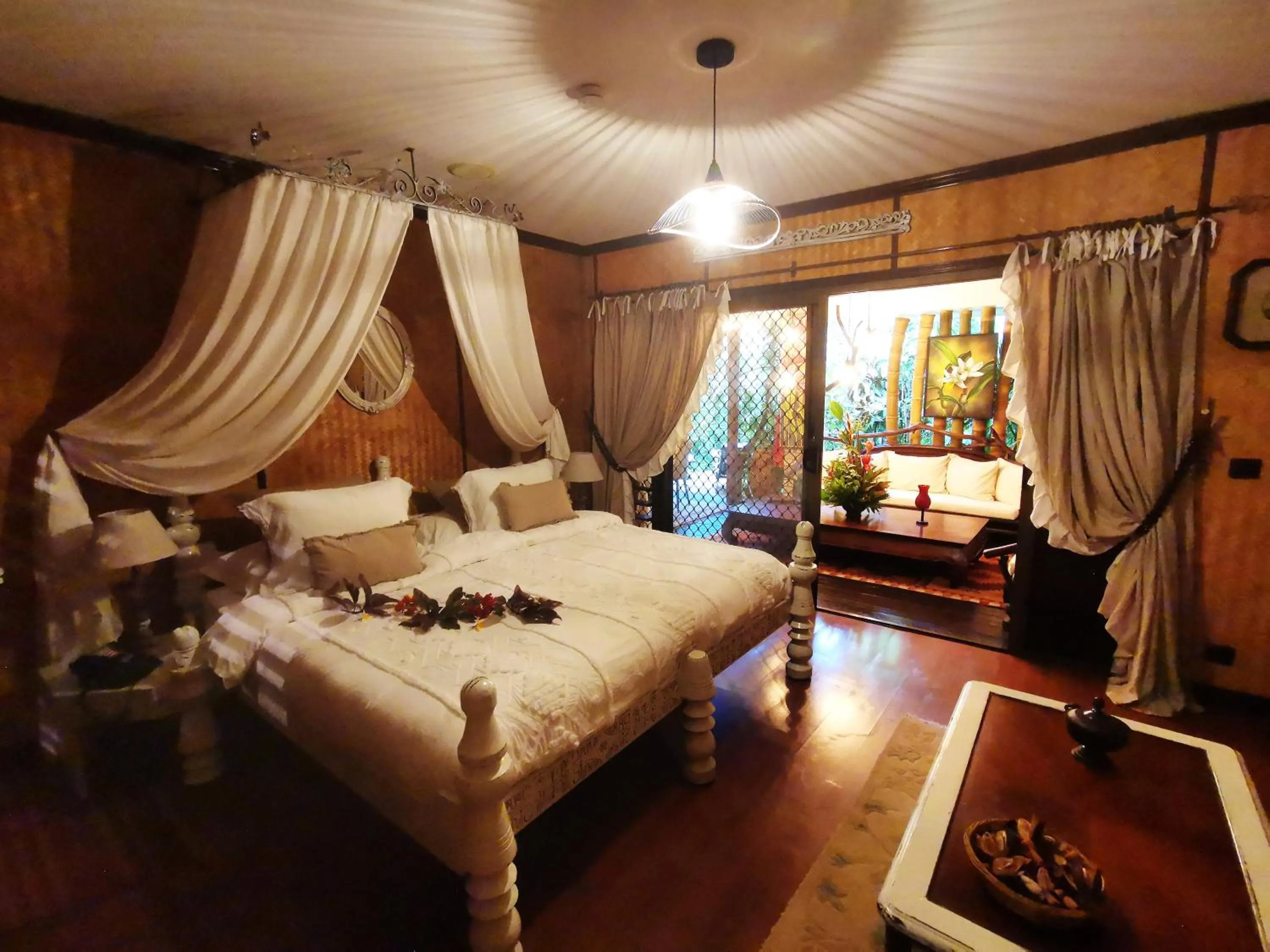 Photo of the whole room, Bed in Hôtel Fenua Mata'i'oa