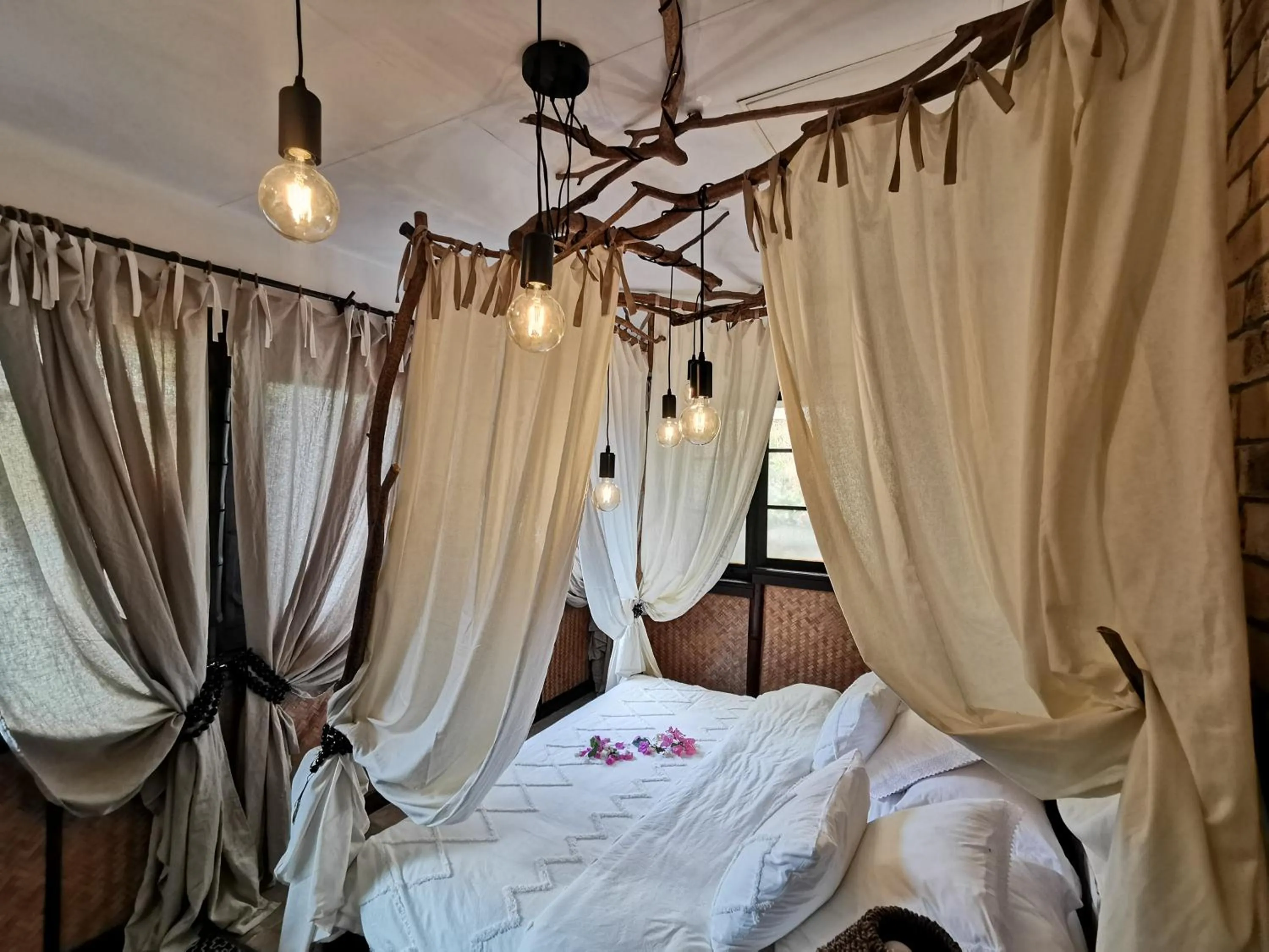 Bed in Hôtel Fenua Mata'i'oa