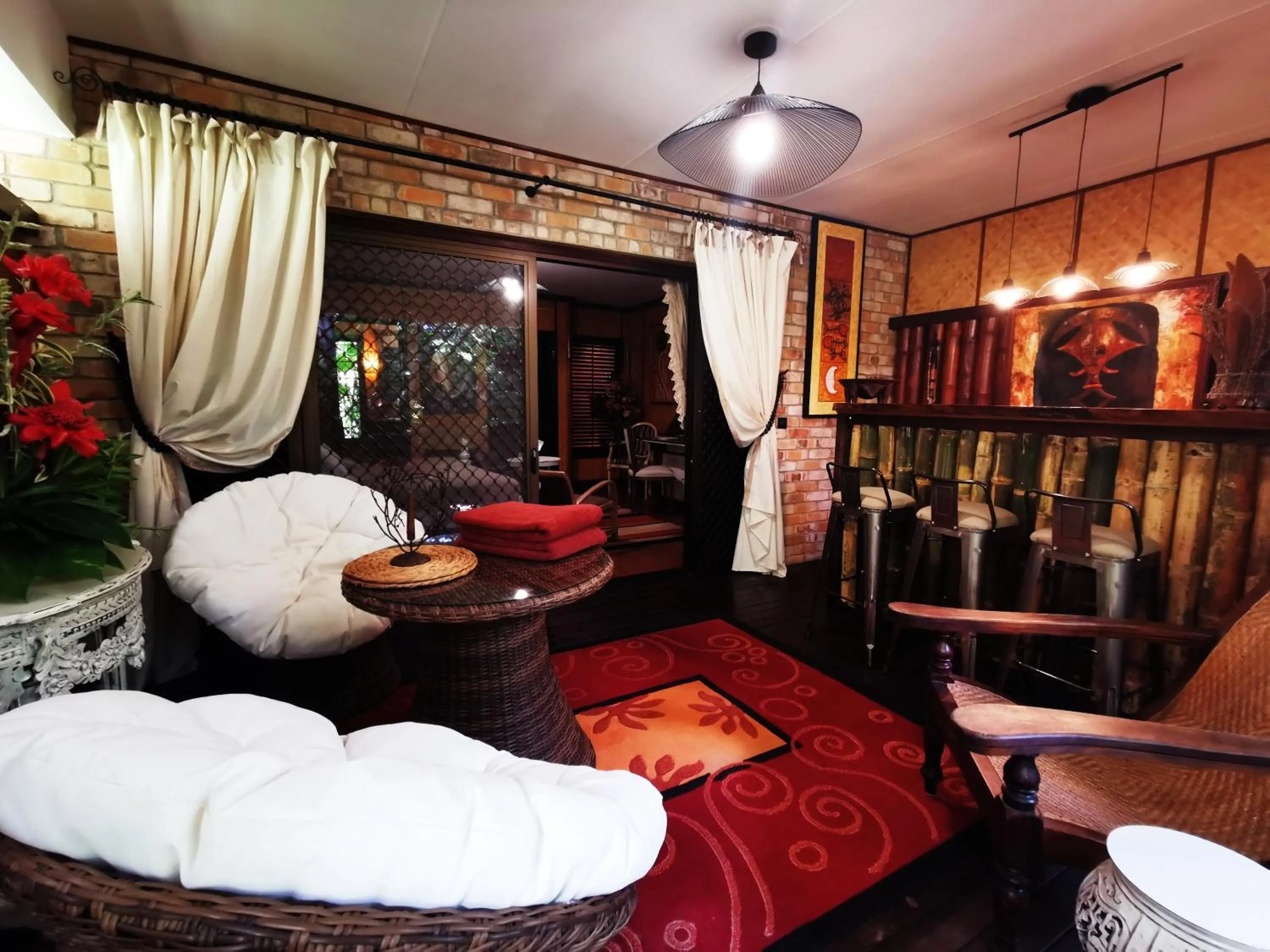 Patio, Bed in Hôtel Fenua Mata'i'oa