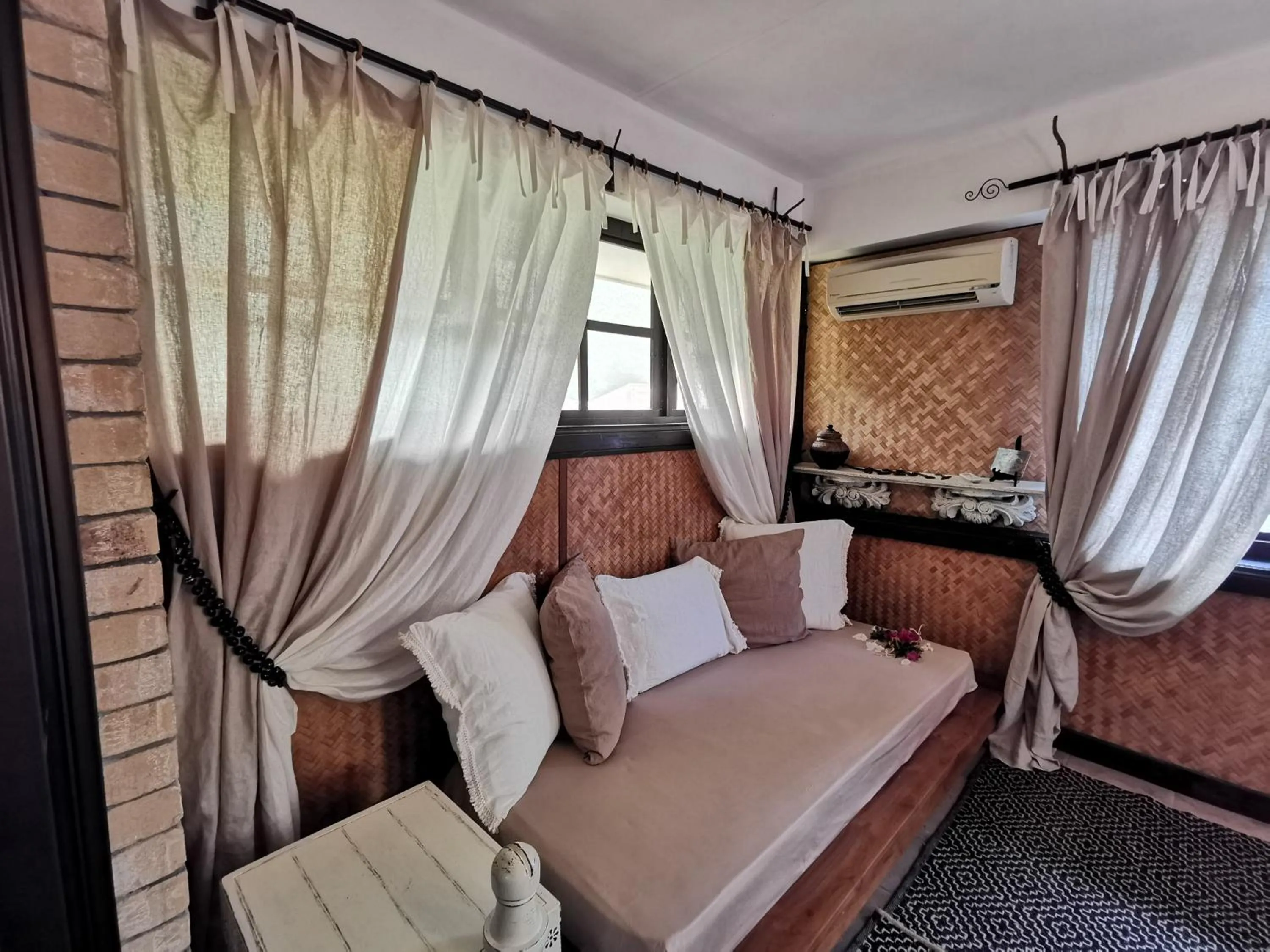 Seating area, Bed in Hôtel Fenua Mata'i'oa