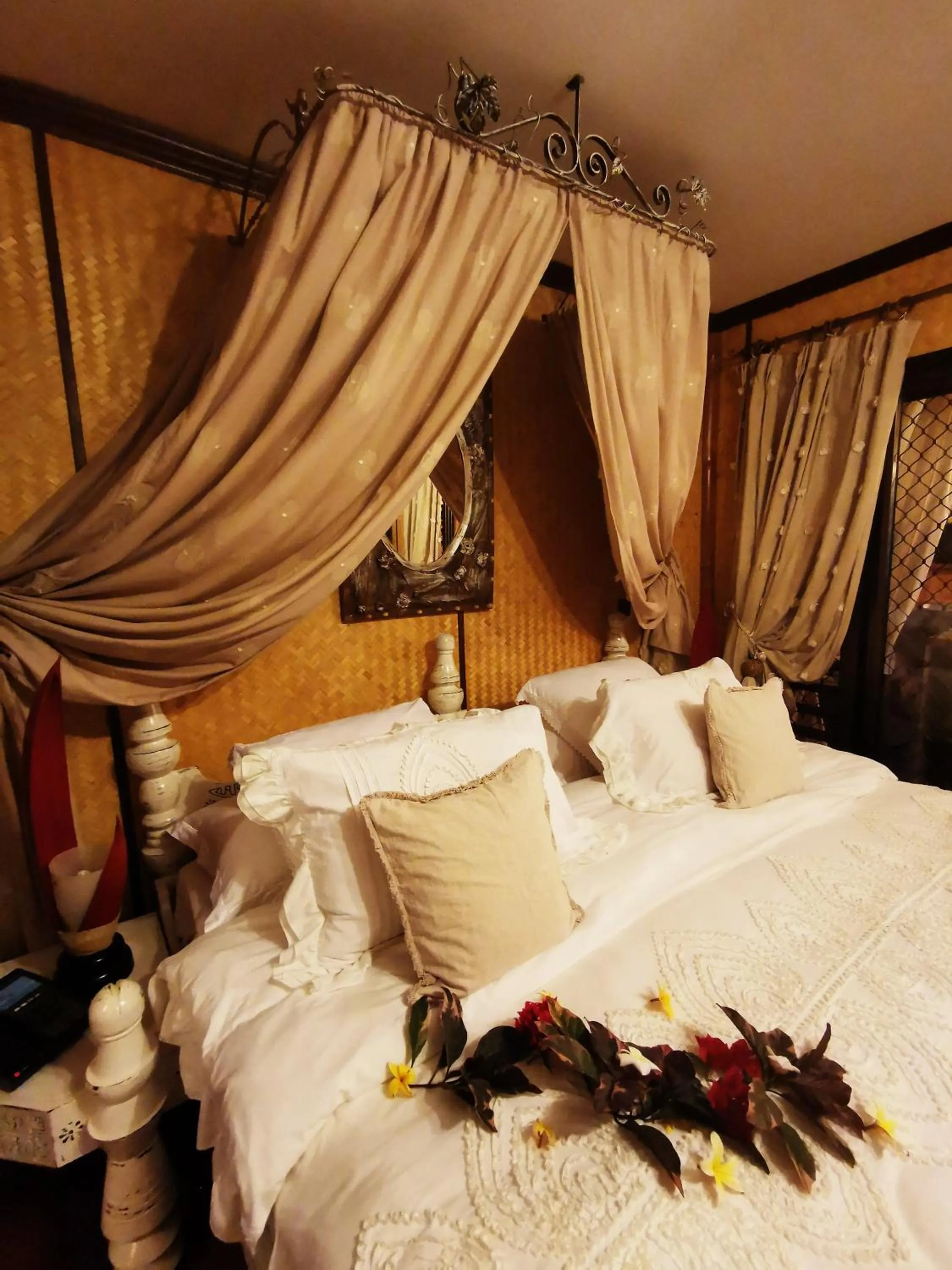 Bed in Hôtel Fenua Mata'i'oa