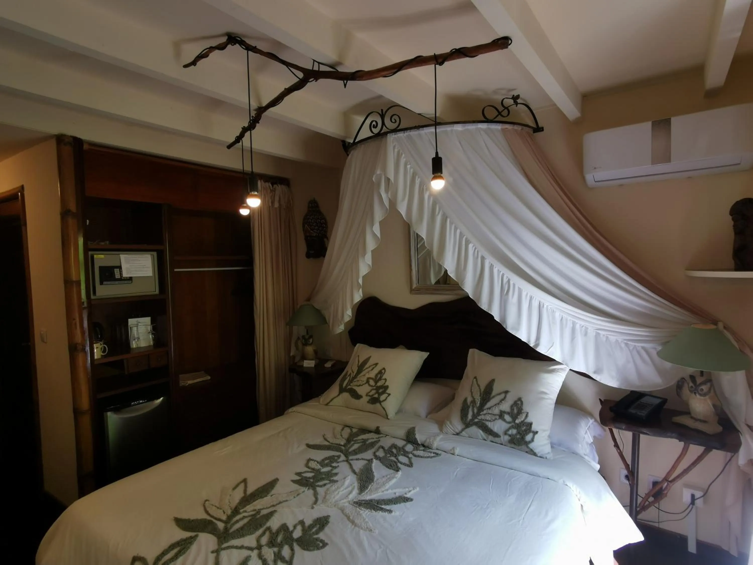 Bed in Hôtel Fenua Mata'i'oa