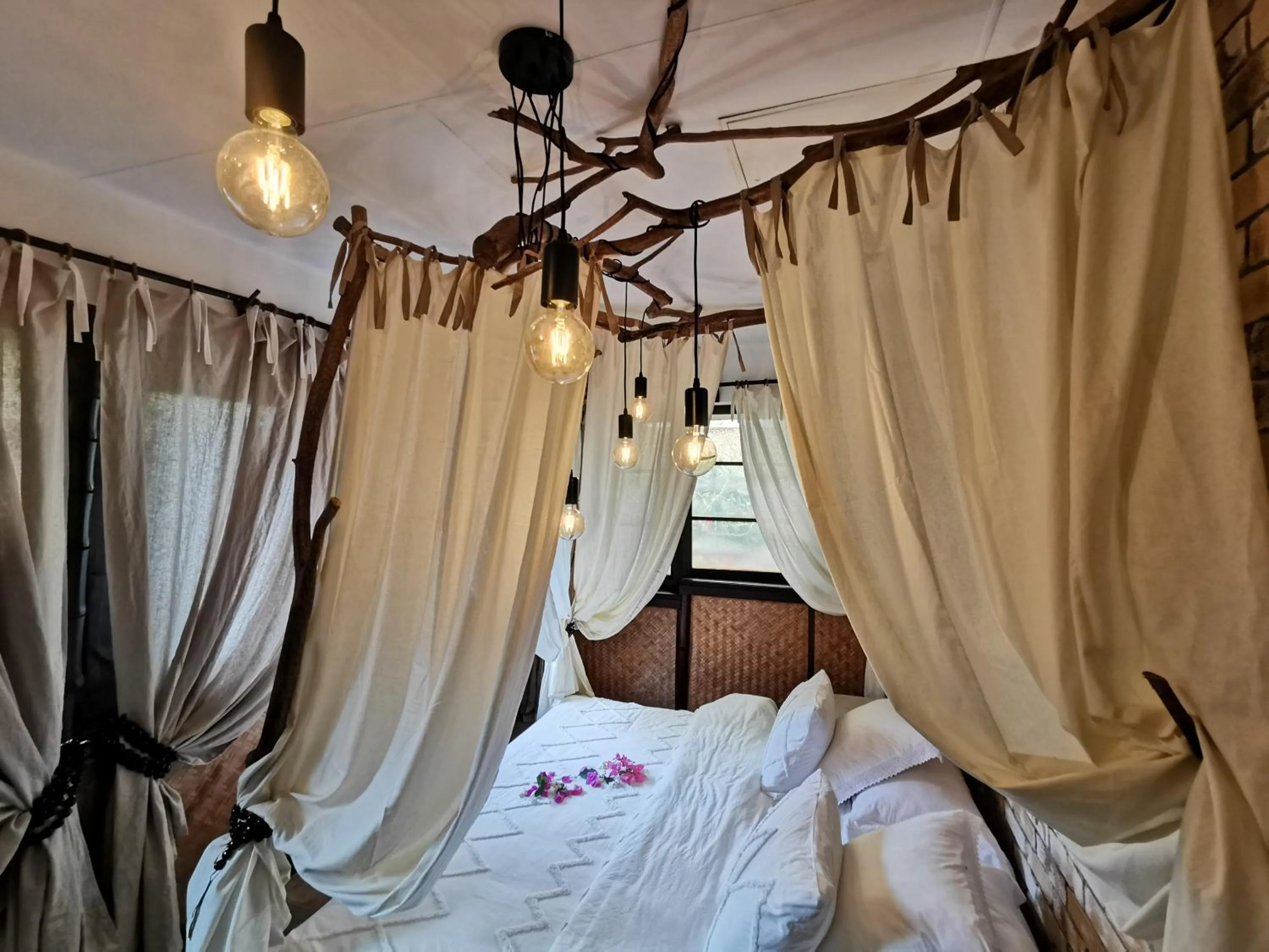 Bed in Hôtel Fenua Mata'i'oa