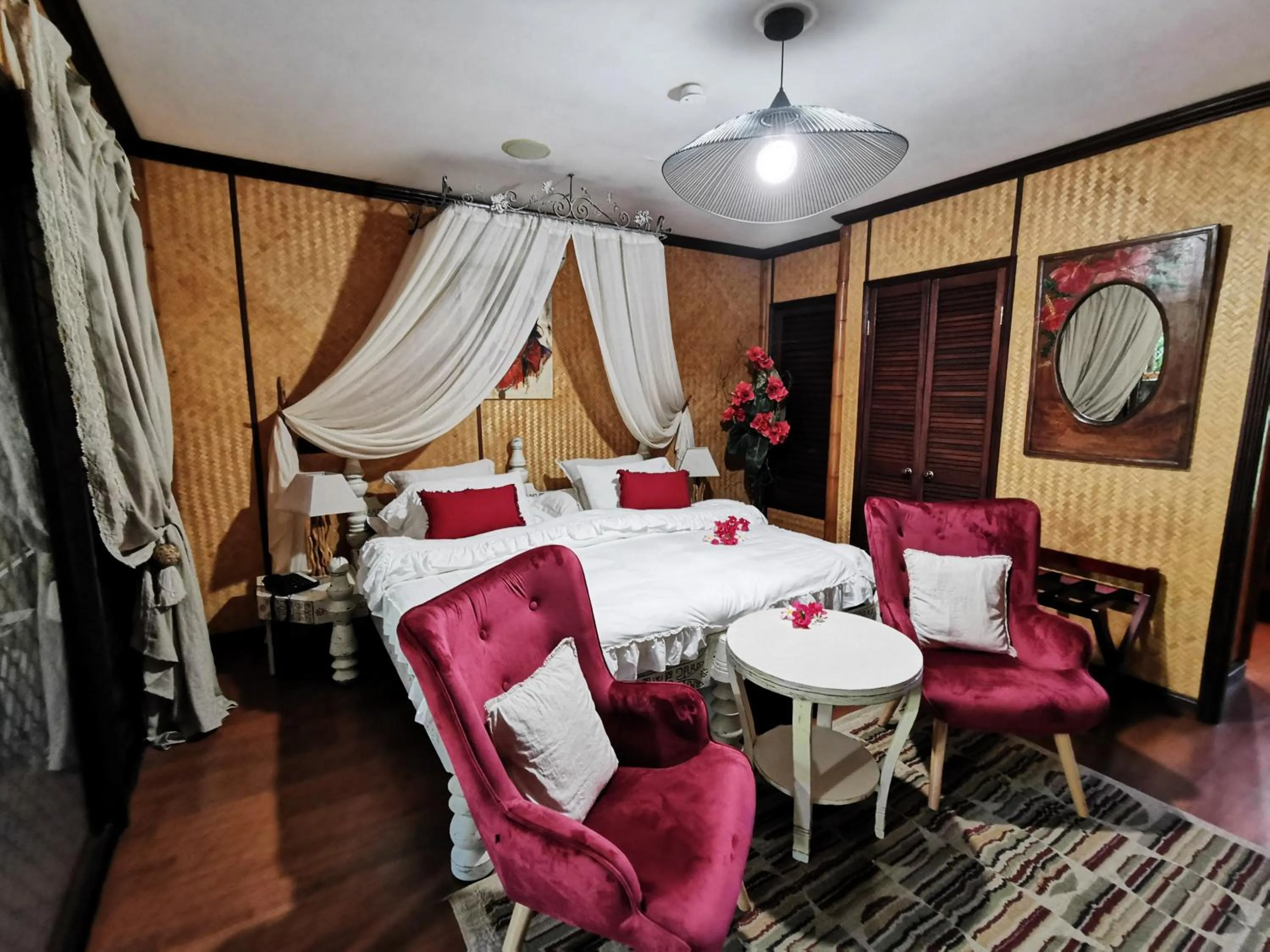 Photo of the whole room, Bed in Hôtel Fenua Mata'i'oa