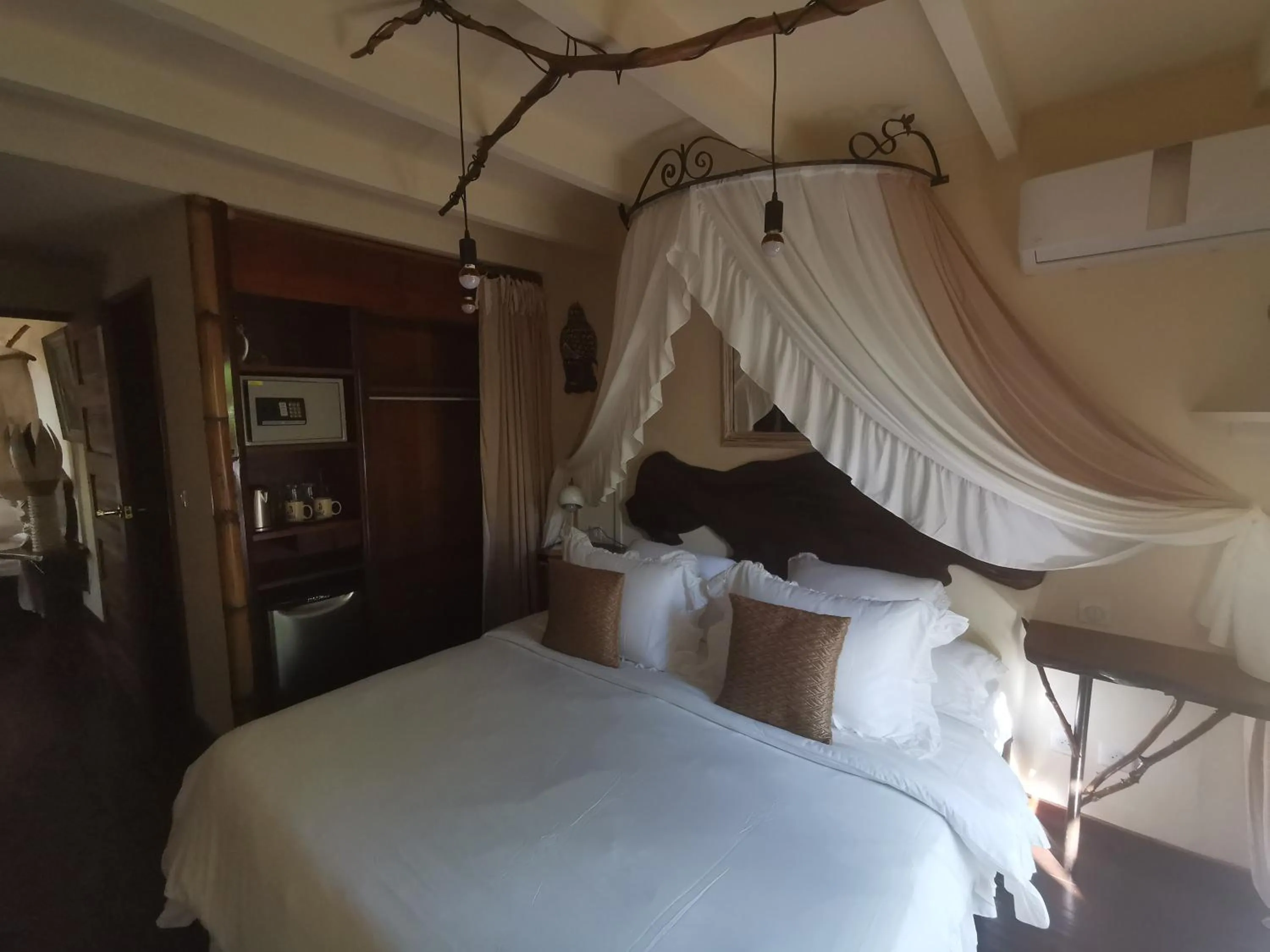 Bedroom, Bed in Hôtel Fenua Mata'i'oa