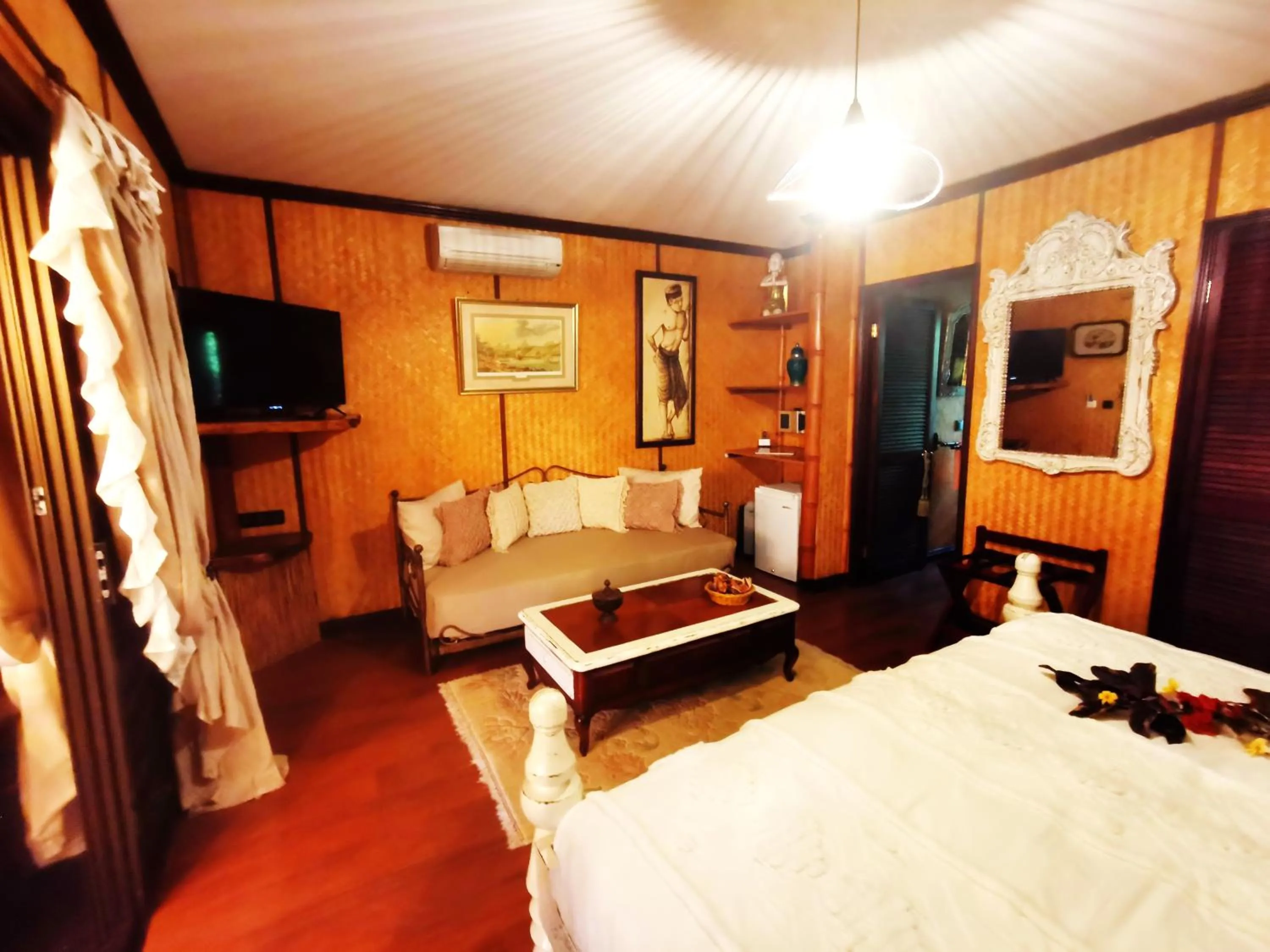 Seating area, Bed in Hôtel Fenua Mata'i'oa