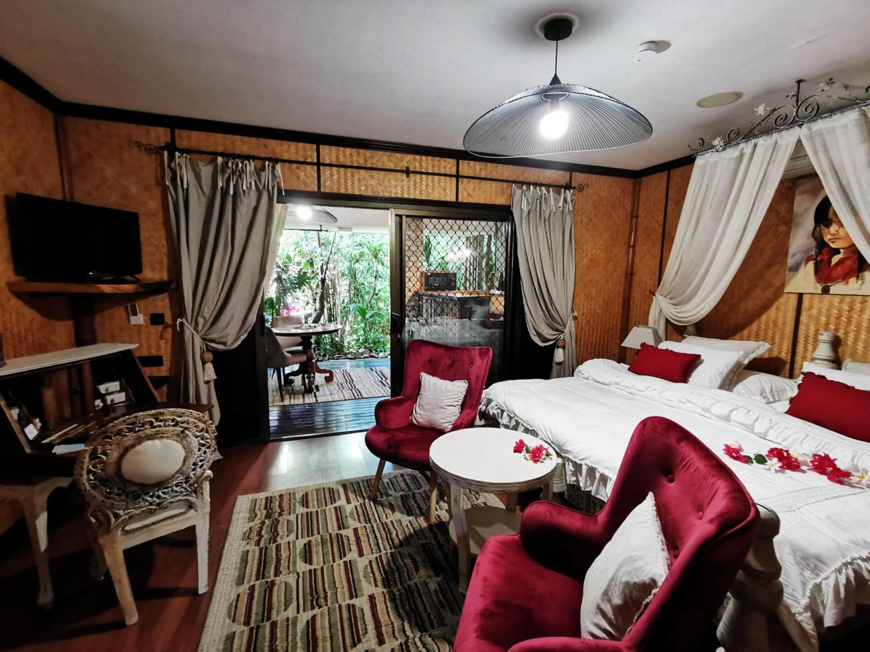 Photo of the whole room, Bed in Hôtel Fenua Mata'i'oa