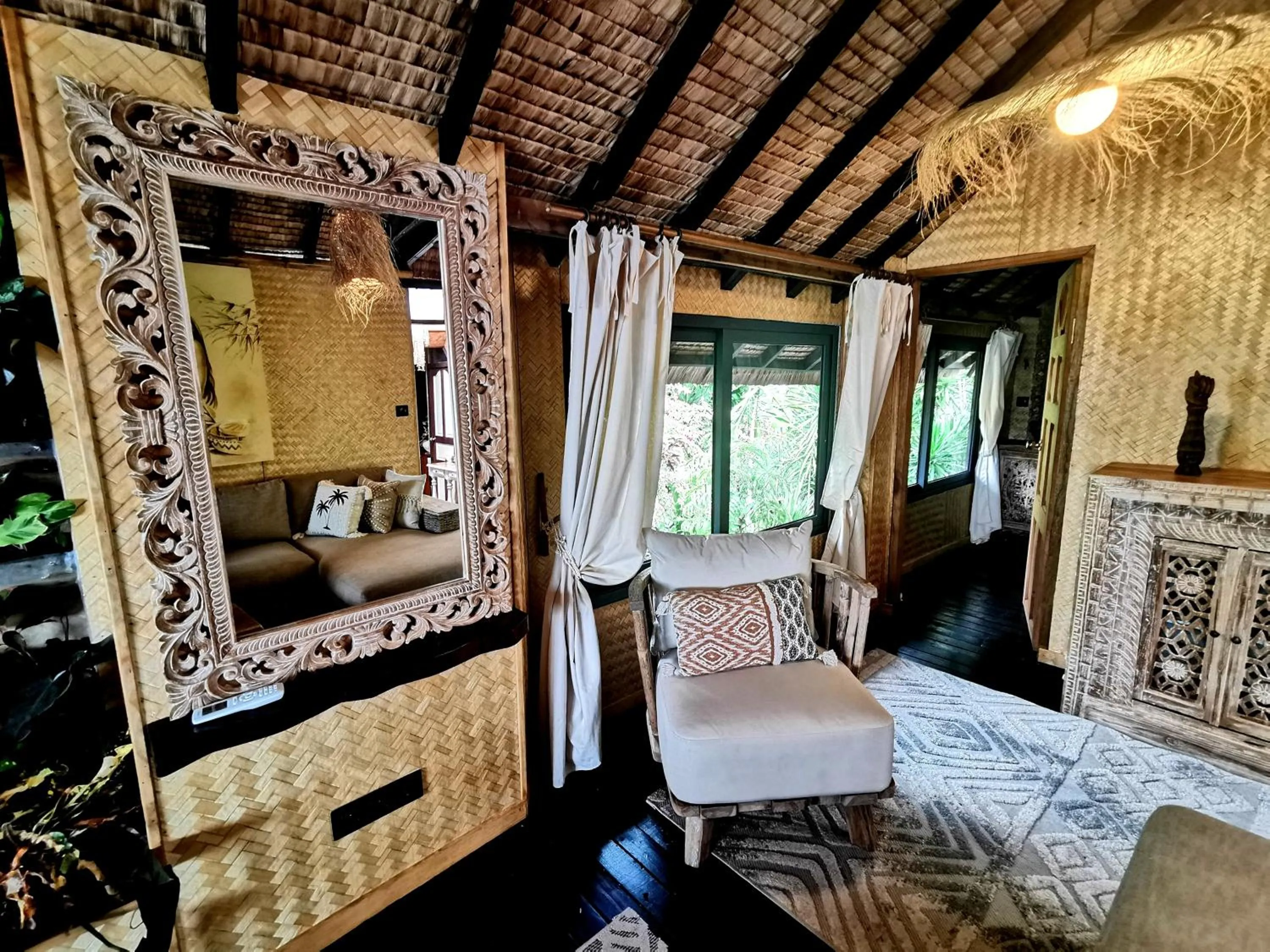 Living room, Bed in Hôtel Fenua Mata'i'oa