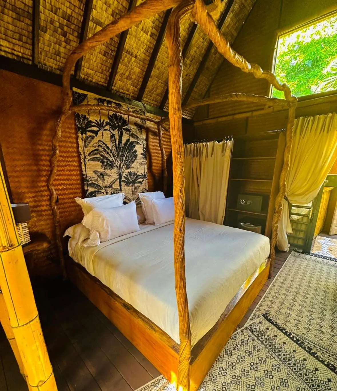 Bed in Hôtel Fenua Mata'i'oa