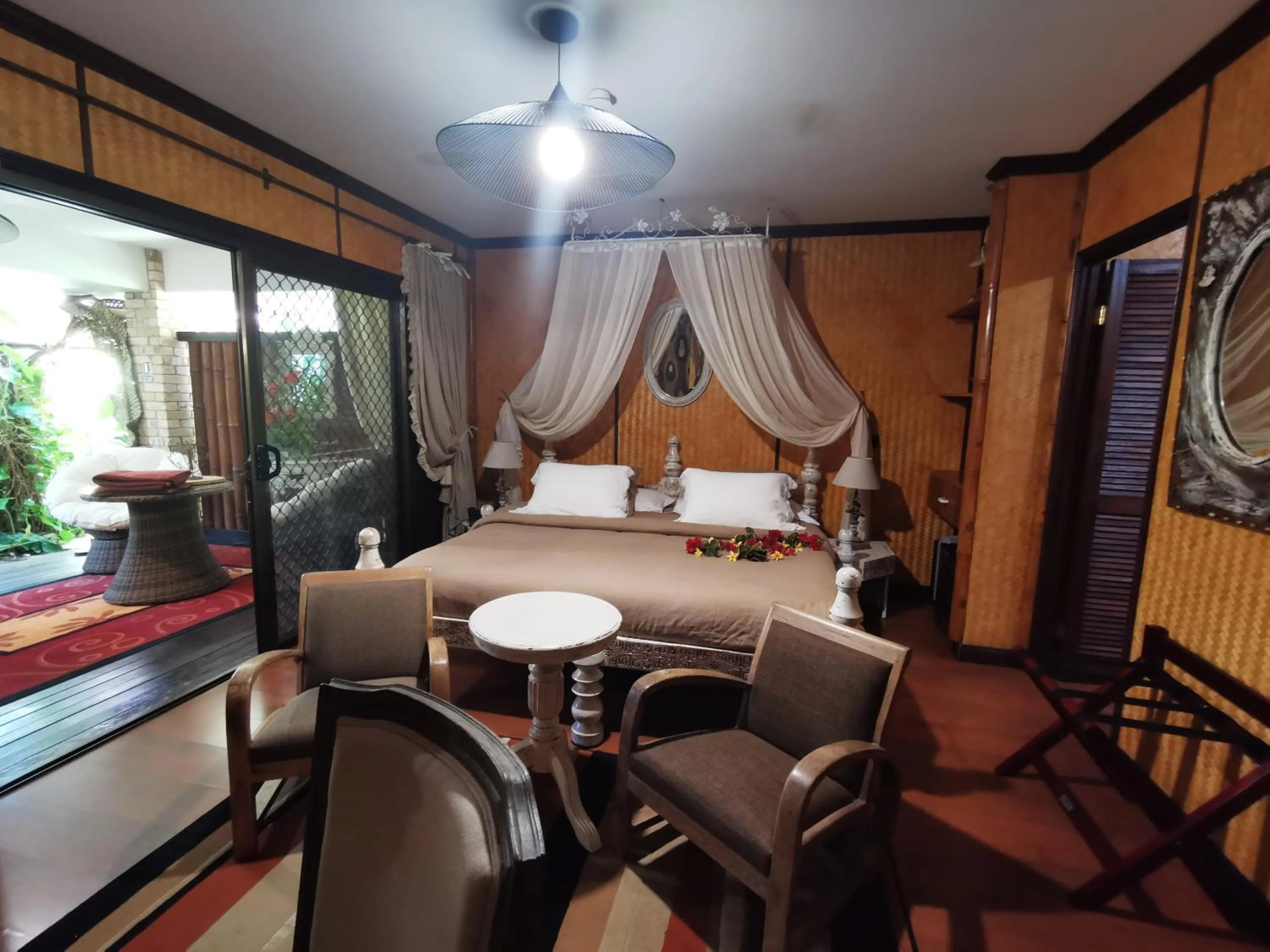 Bedroom, Bed in Hôtel Fenua Mata'i'oa