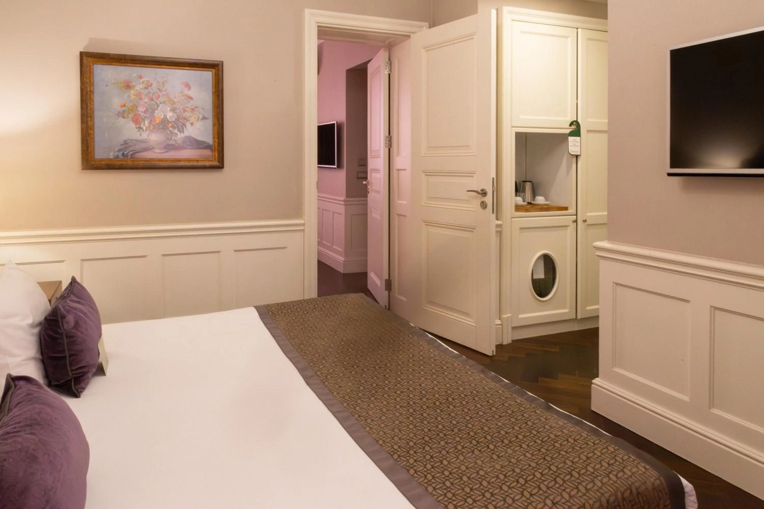 TV and multimedia, Bed in Meroddi Bağdatlıyan - 1892 Heritage Rooms by Galata Tower