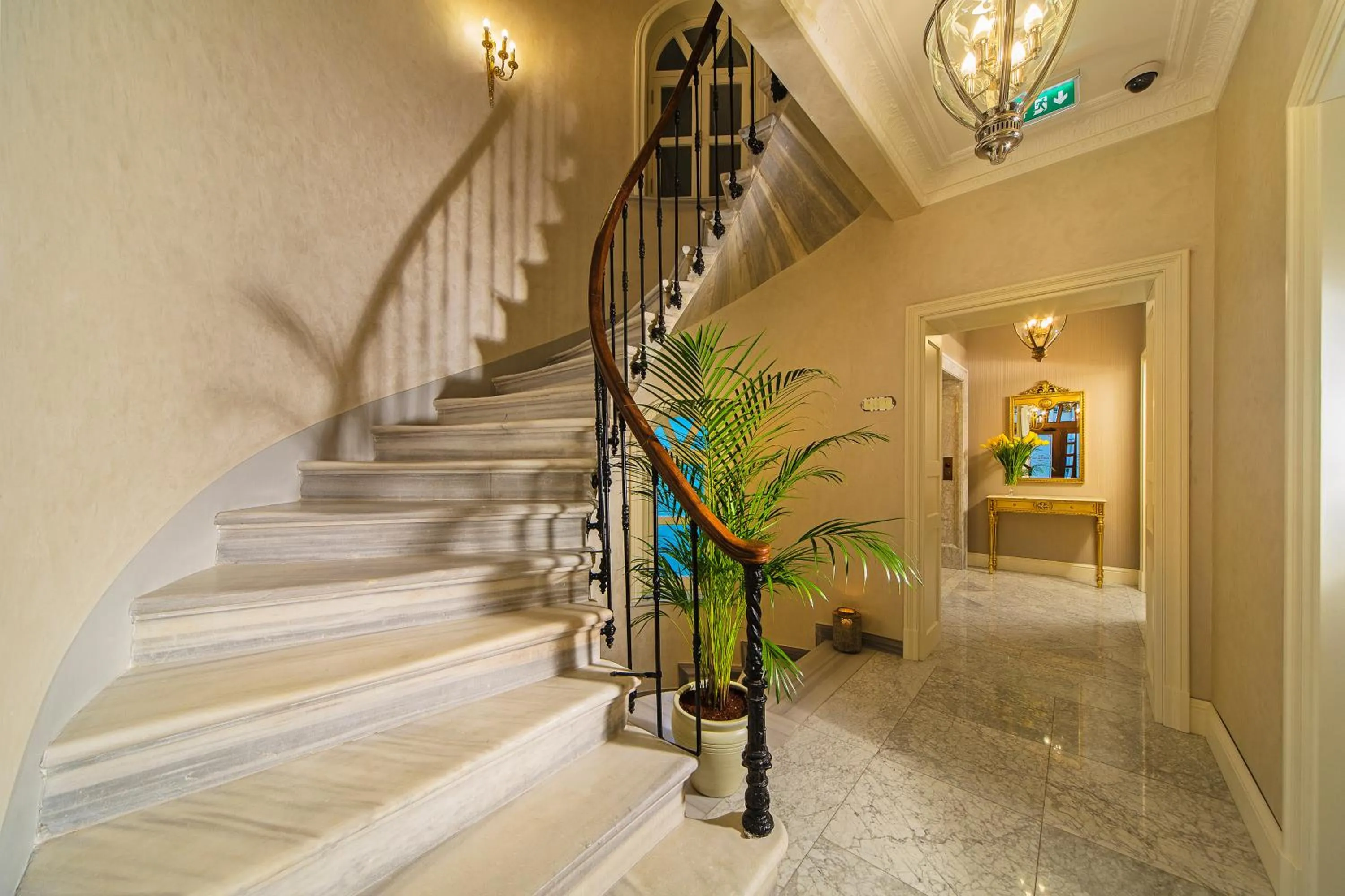 Property building in Meroddi Bağdatlıyan - 1892 Heritage Rooms by Galata Tower