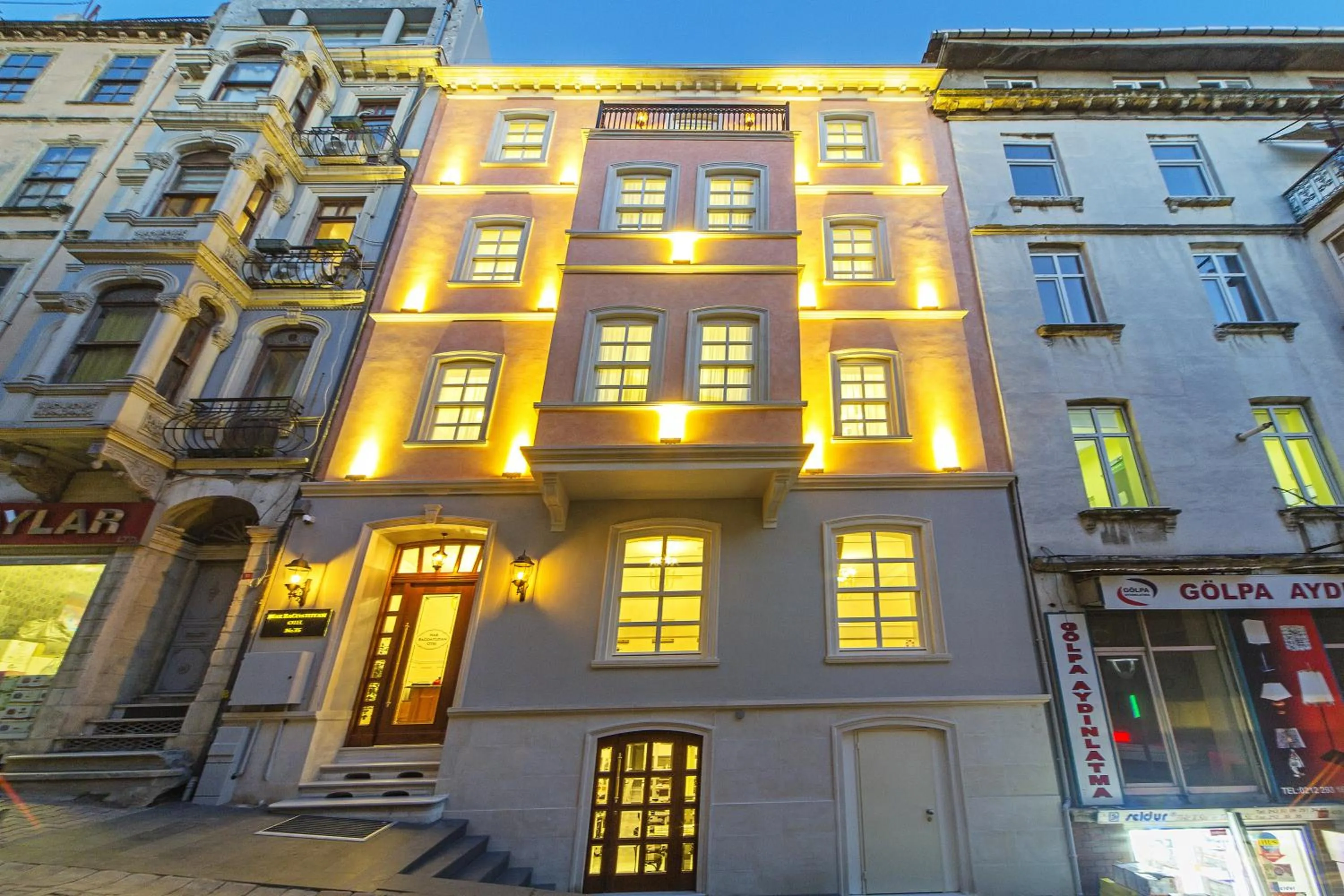 Facade/entrance in Meroddi Bağdatlıyan - 1892 Heritage Rooms by Galata Tower