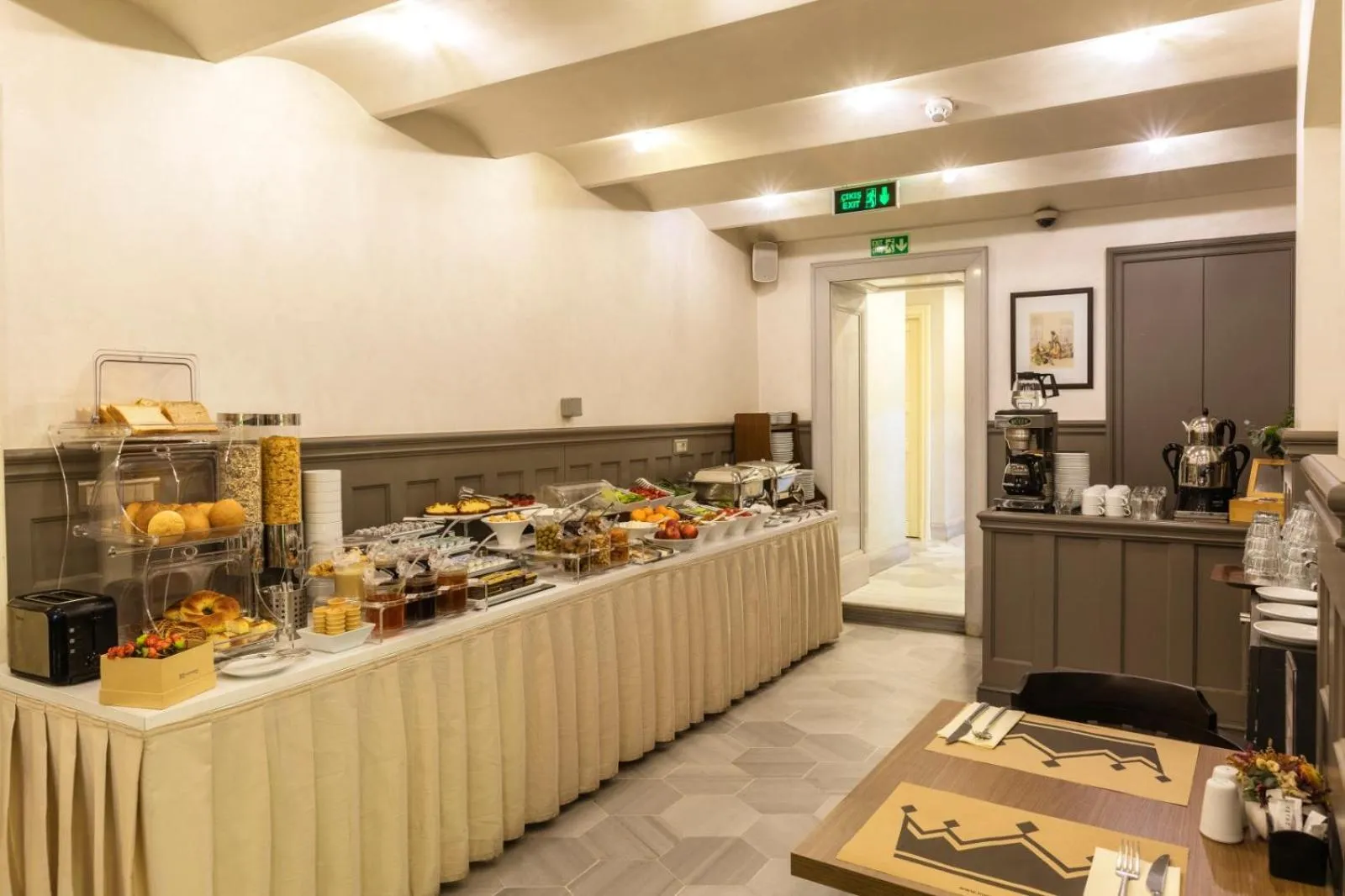 Restaurant/places to eat in Meroddi Bağdatlıyan - 1892 Heritage Rooms by Galata Tower