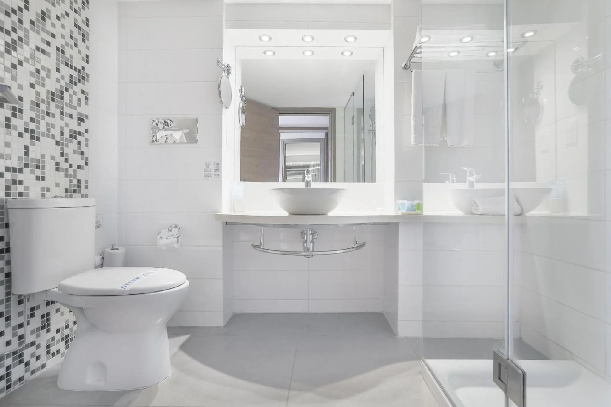 Shower in Vassos Nissi Plage Hotel & Spa