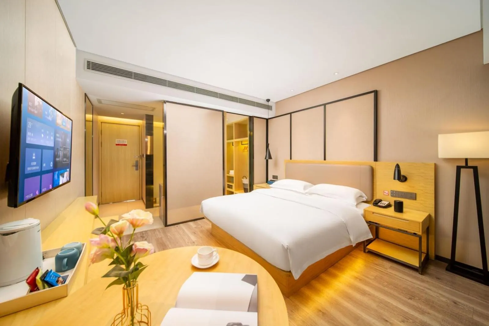 Photo of the whole room, Bed in Echarm Hotel Kunming Changshui International Airport