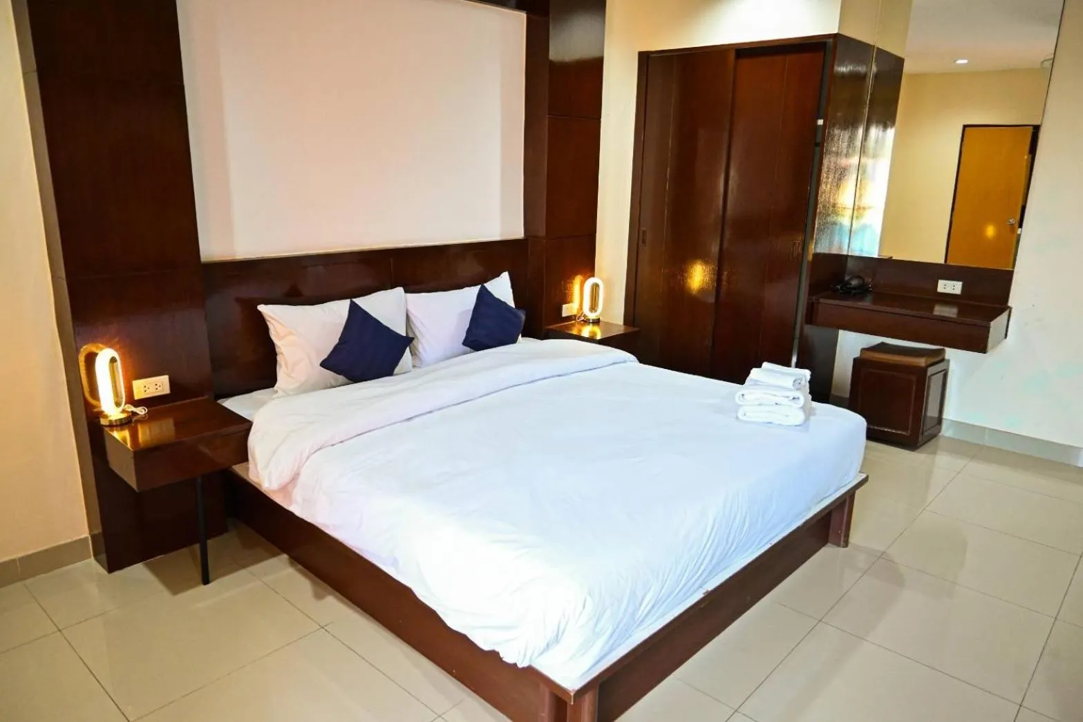 Bedroom, Bed in Royal Star Suites pattaya
