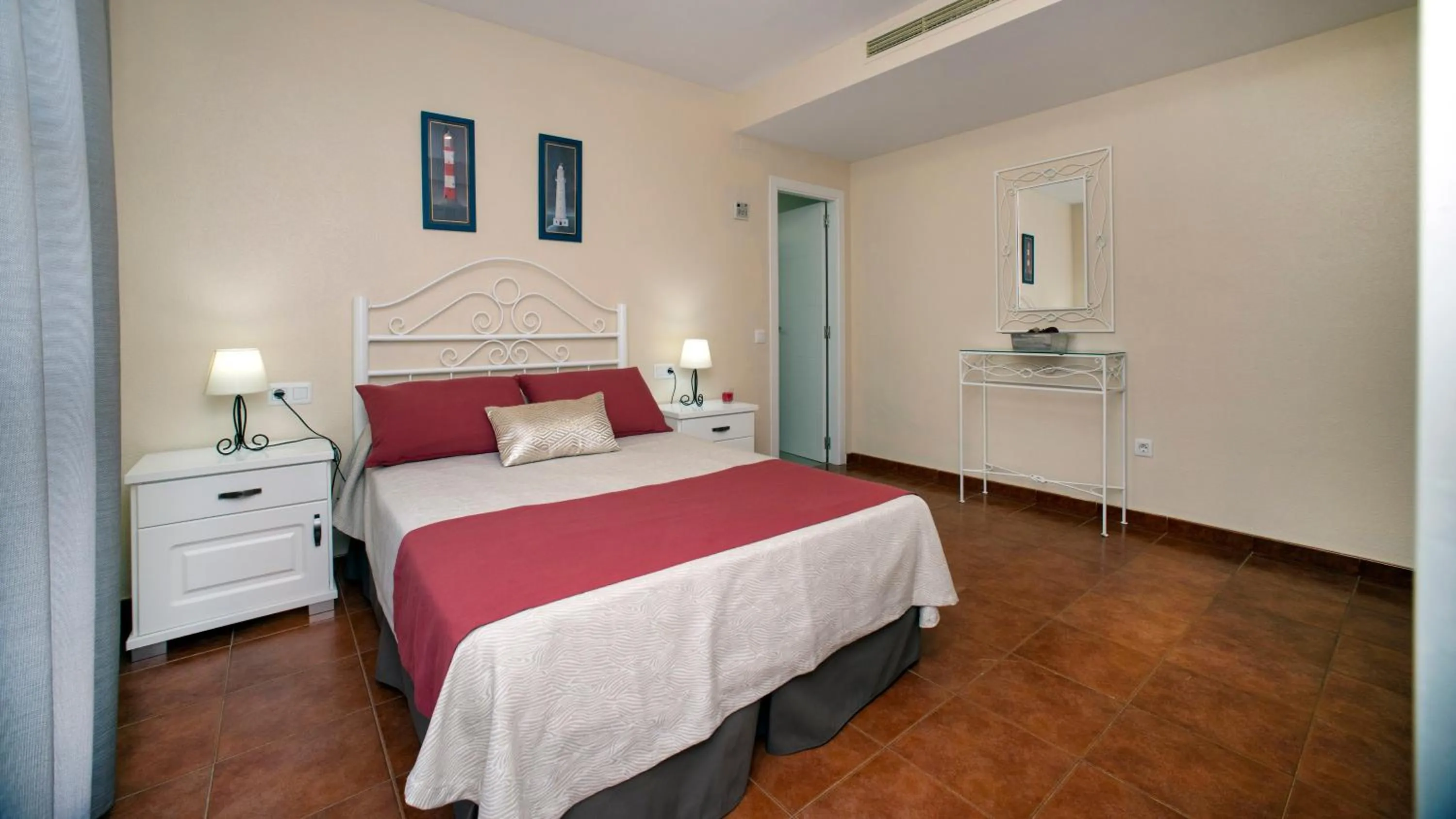 Bedroom, Bed in Leo Islamar