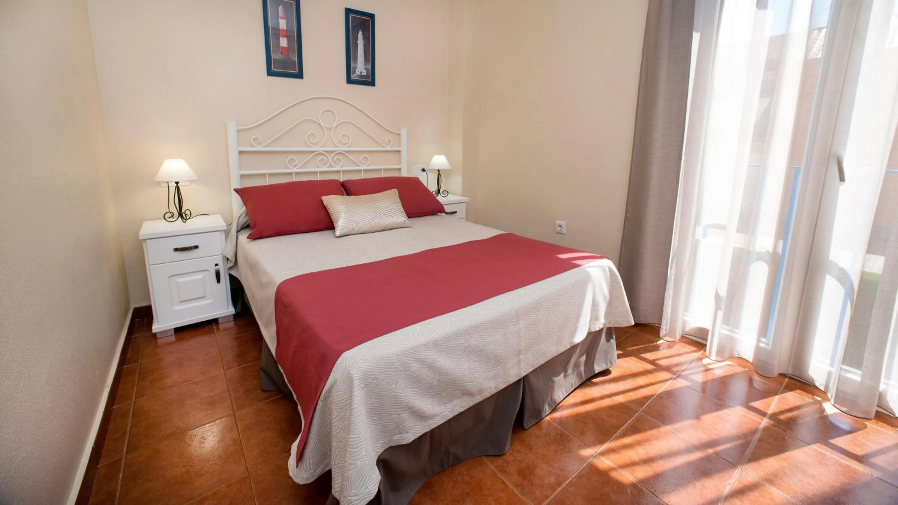 Bedroom, Bed in Leo Islamar