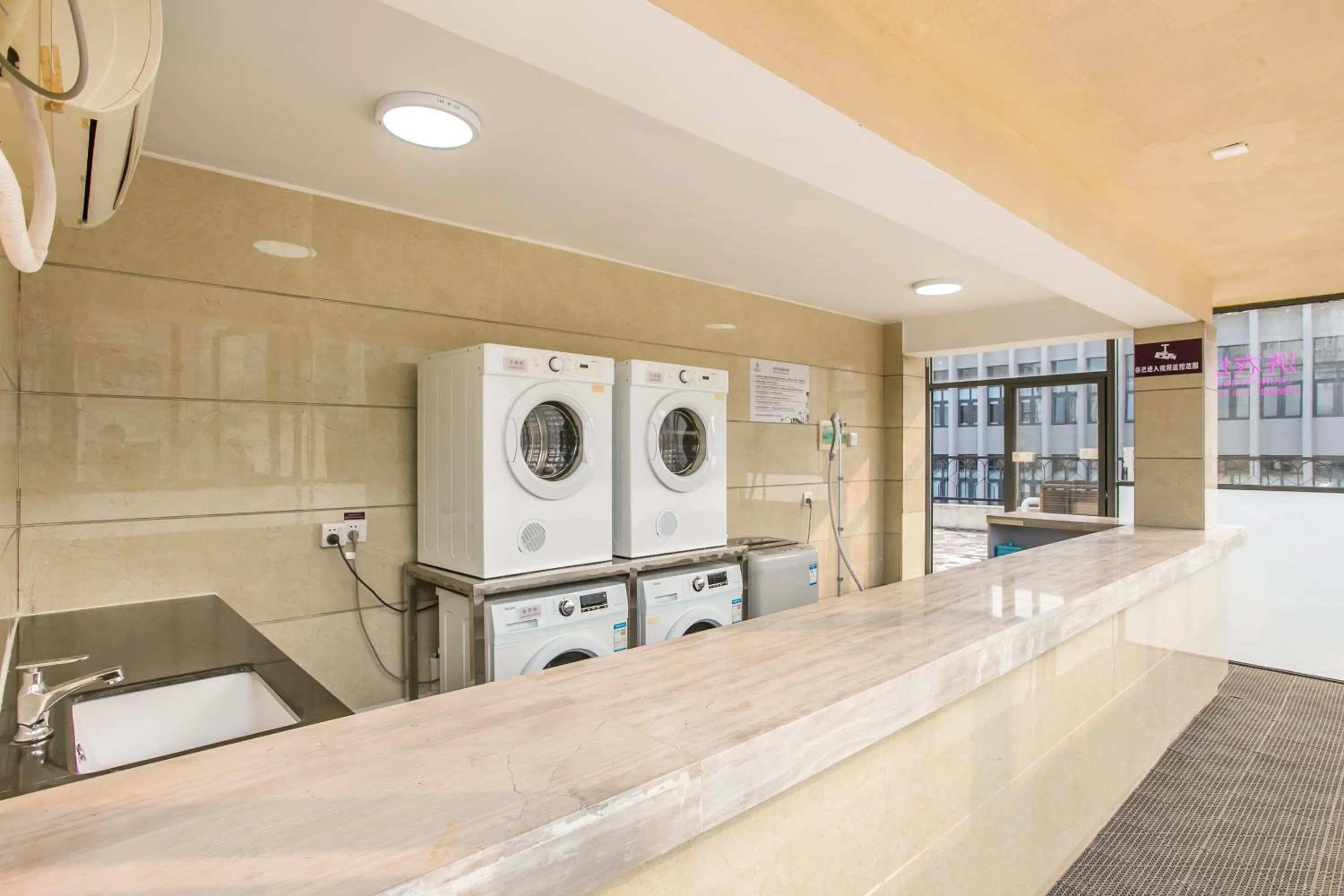 washing machine in Dayhello Hotel Shenzhen Shekou