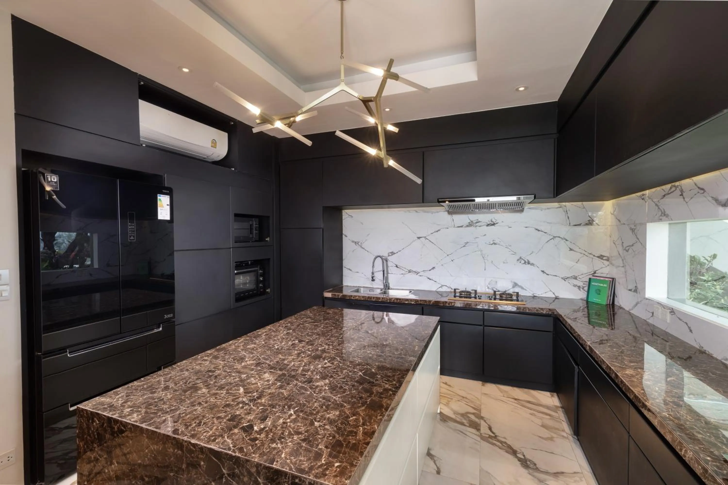 Kitchen or kitchenette in Villa Sangkachai