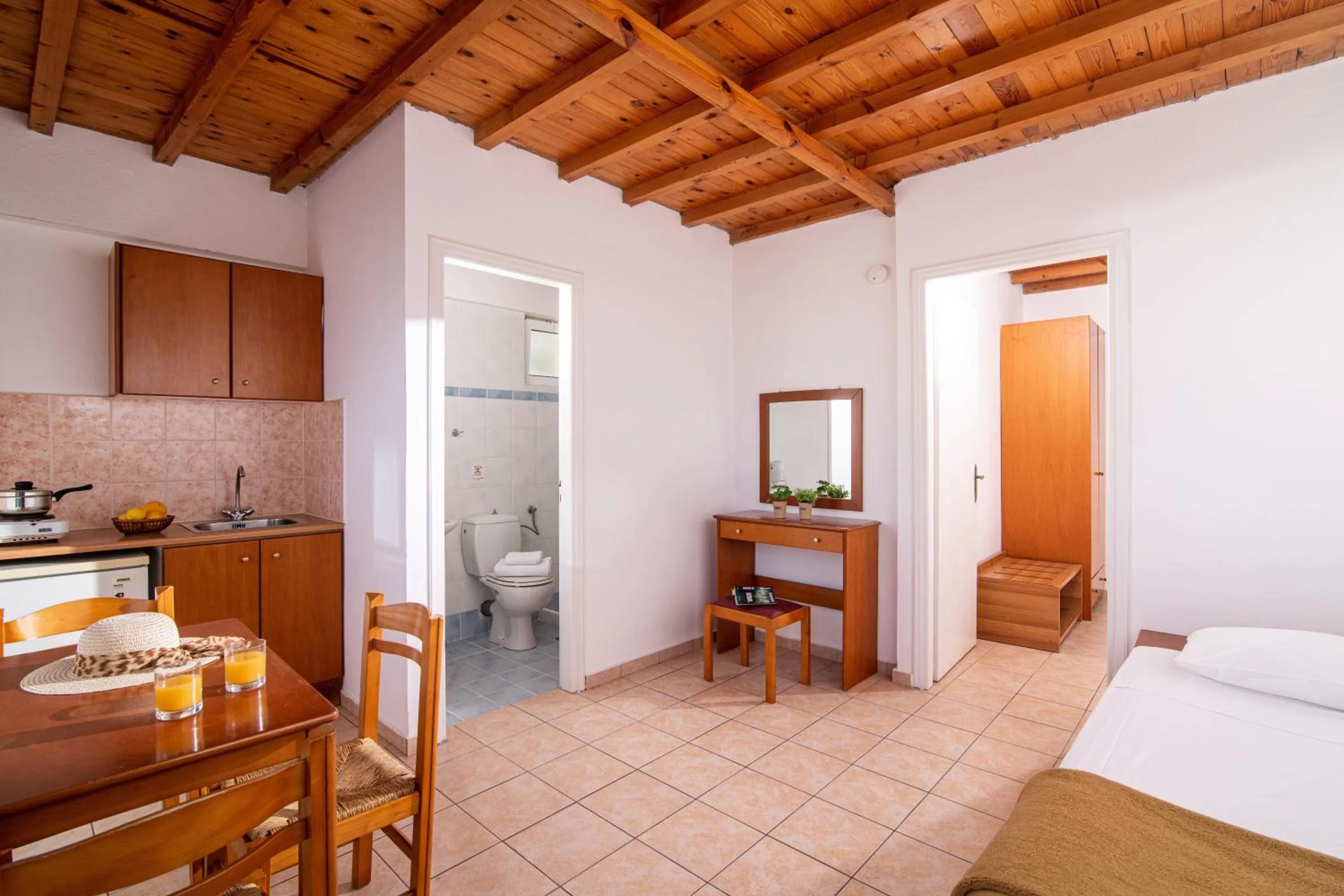 Kitchen or kitchenette, Bed in Golden Valentin Apartments