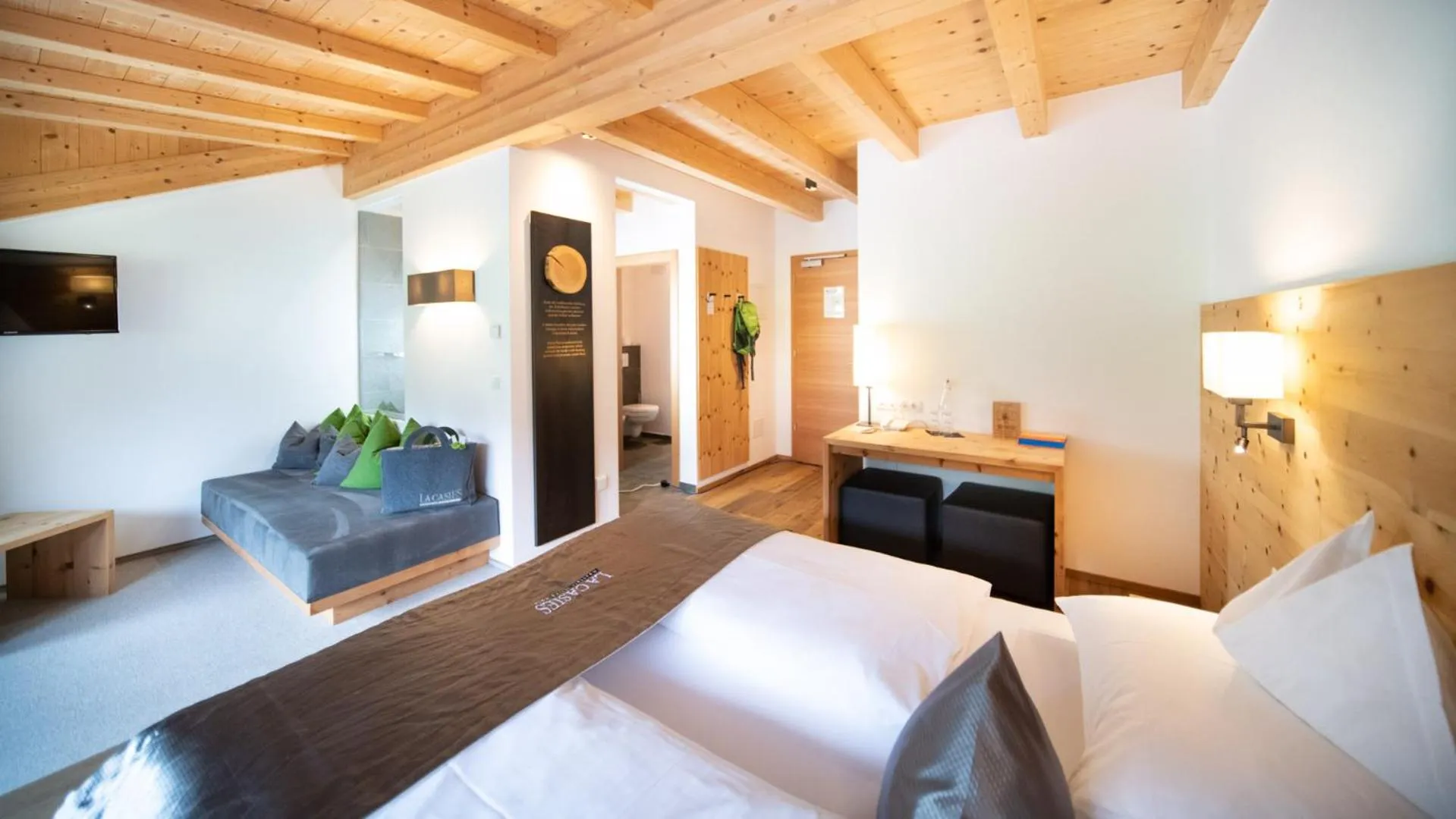 Photo of the whole room, Bed in La Casies Mountain Hotel