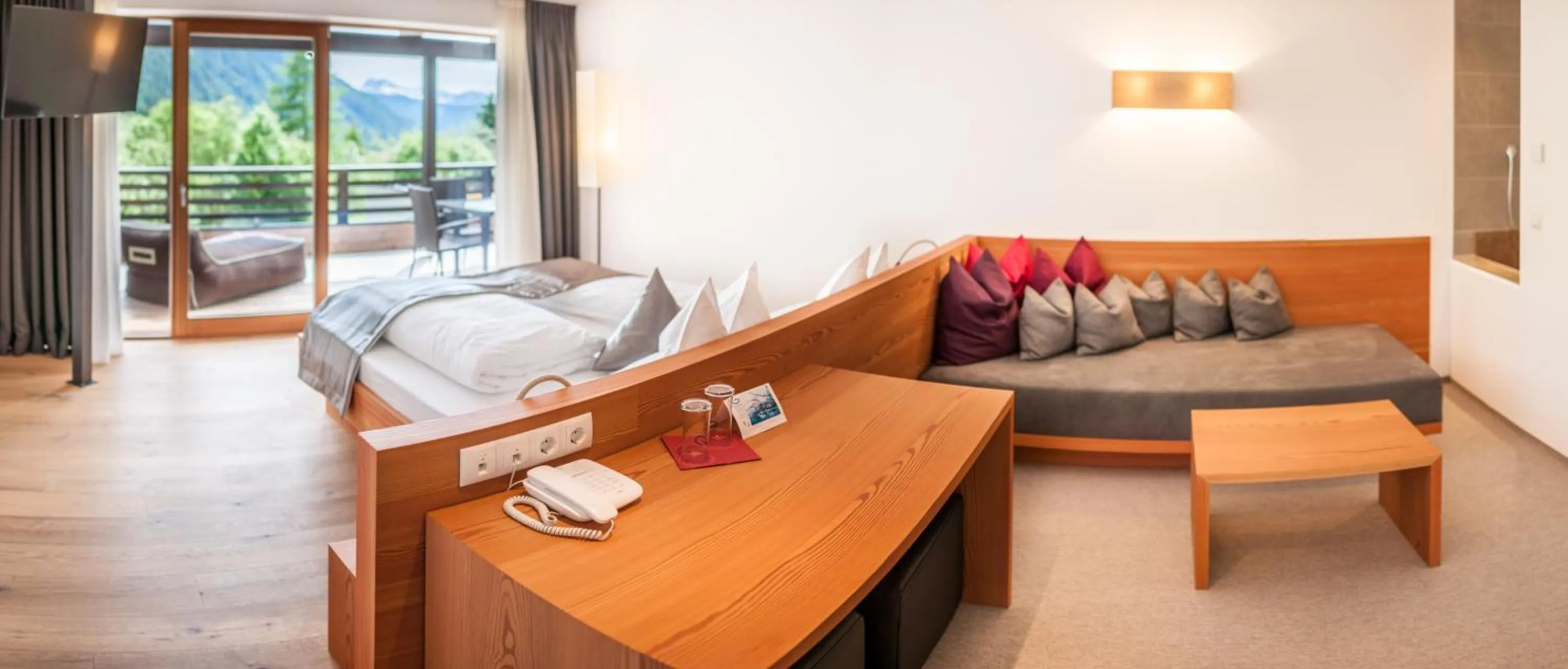 Day, Bed in La Casies Mountain Hotel