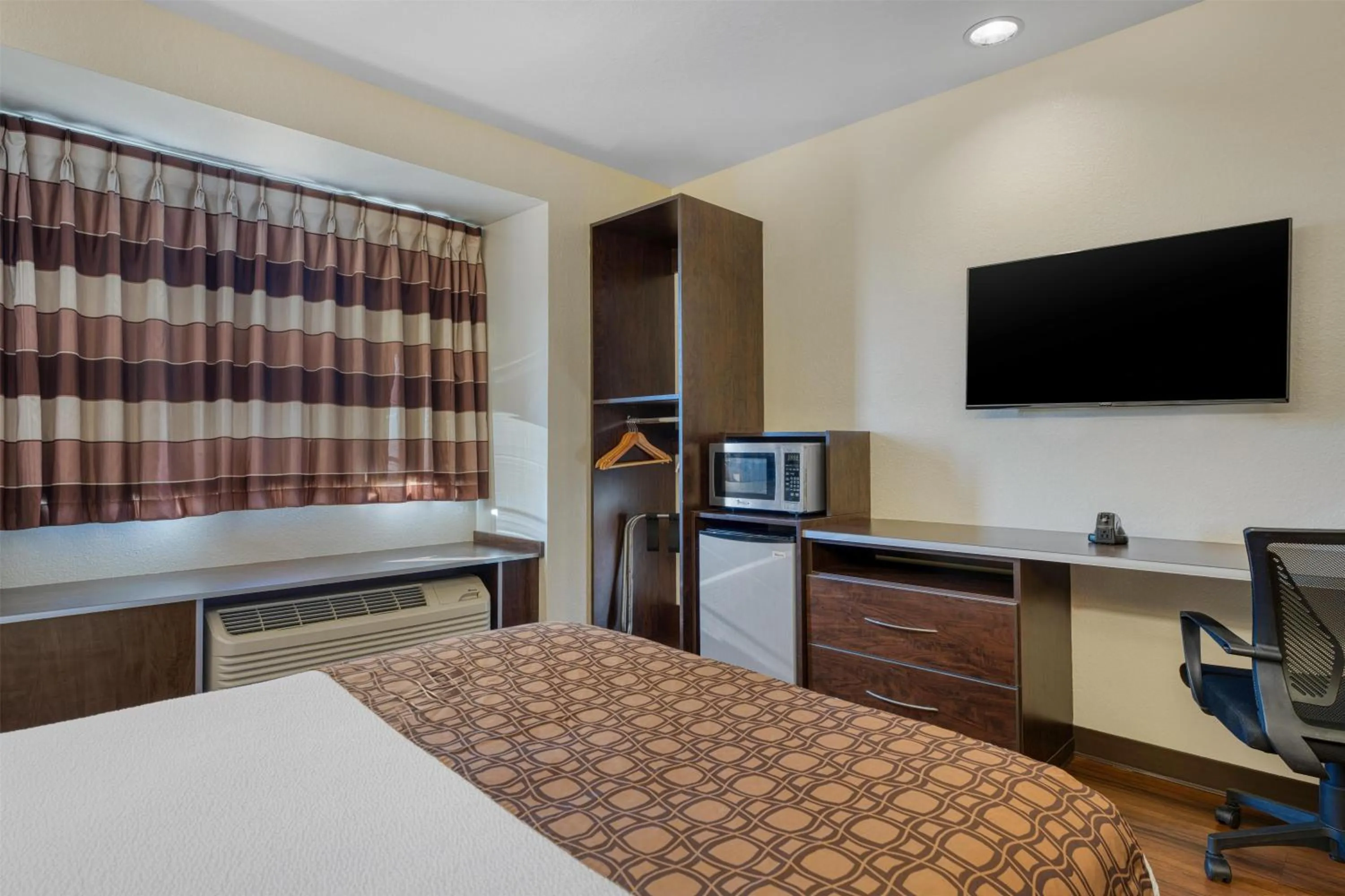 Bedroom, Bed in SureStay Plus Hotel by Best Western Buckhannon
