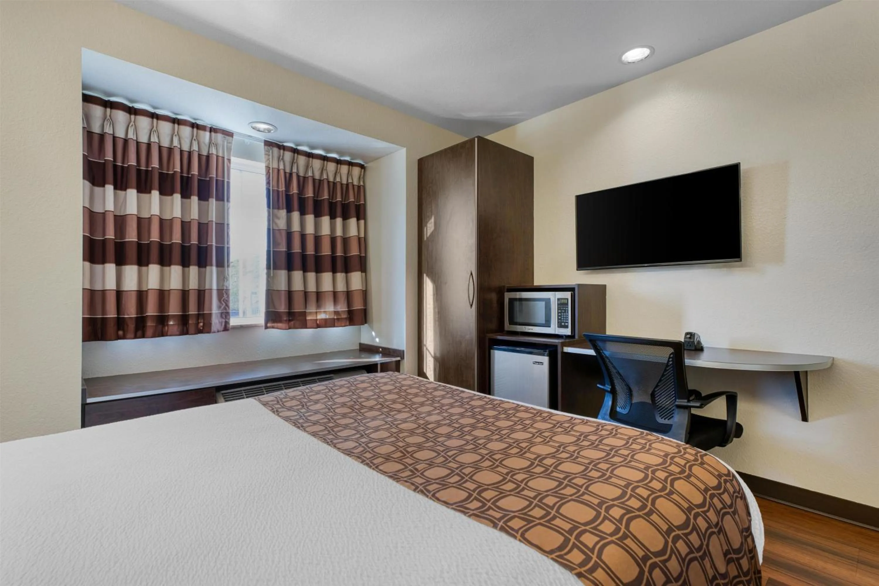 Bedroom, Bed in SureStay Plus Hotel by Best Western Buckhannon